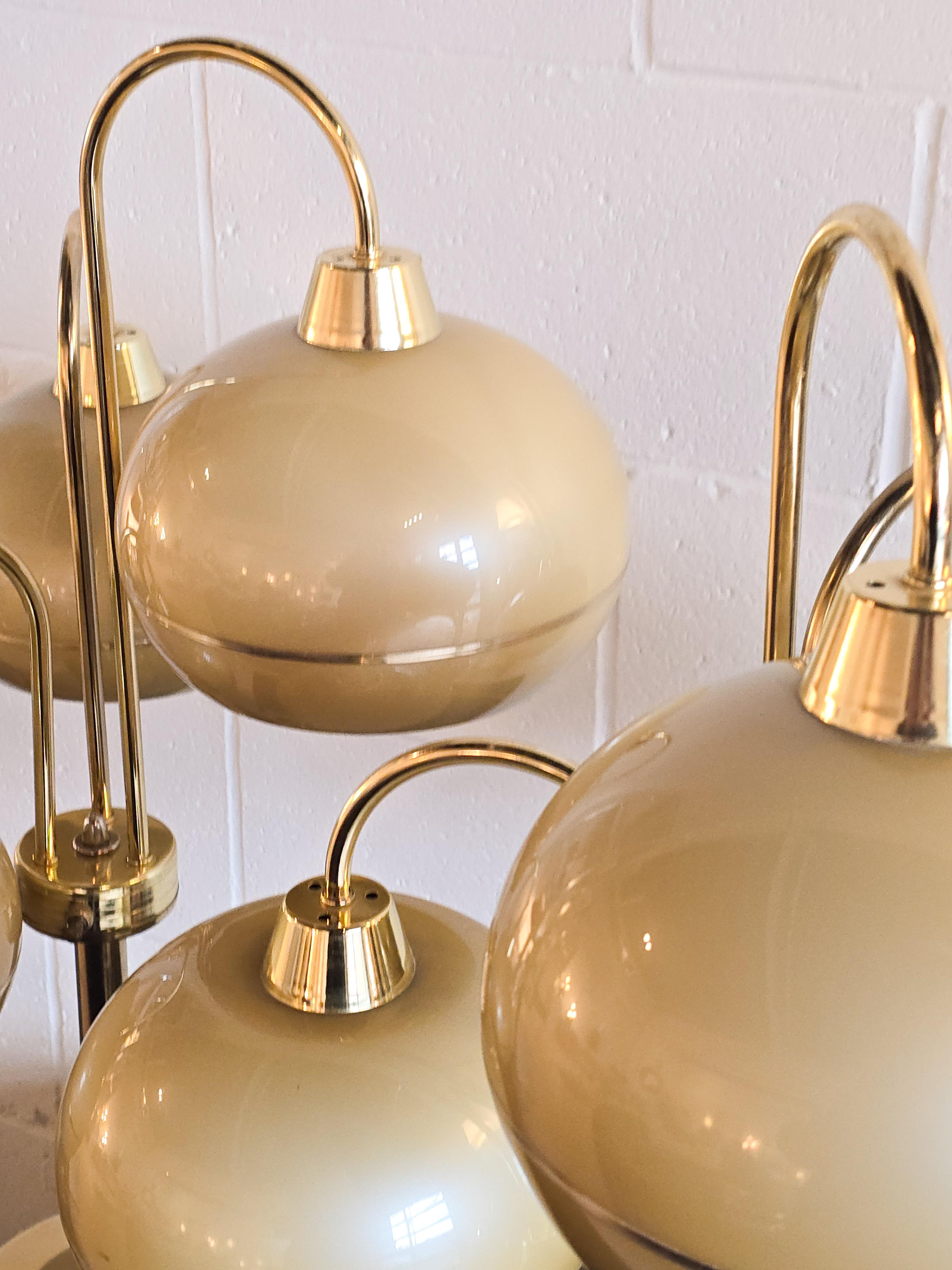 Lámparas de sobremesa de latón con tres pantallas de los años 70 en Bastante bueno estado para la venta en Toronto, ON