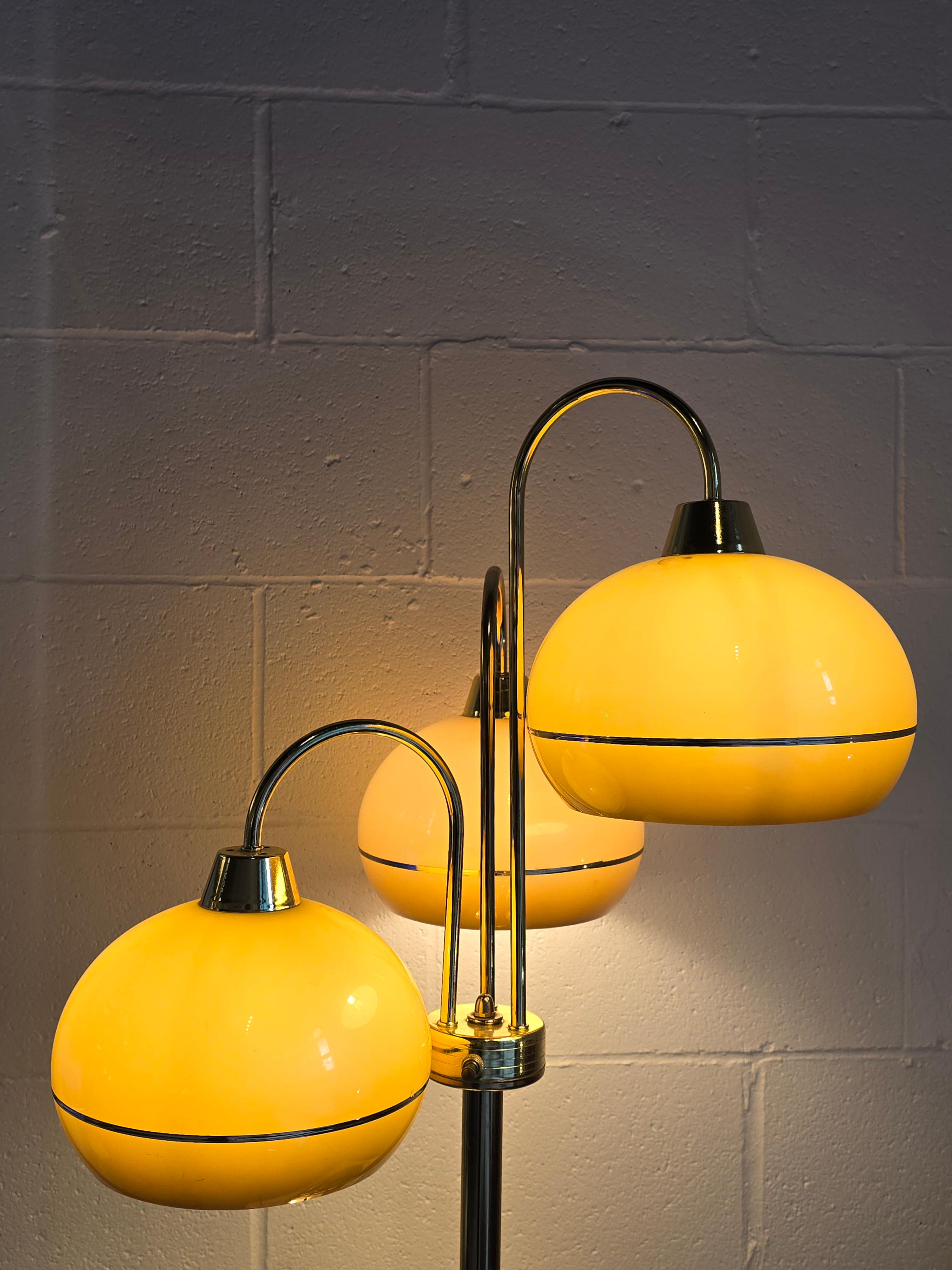 Lámparas de sobremesa de latón con tres pantallas de los años 70 en venta 5