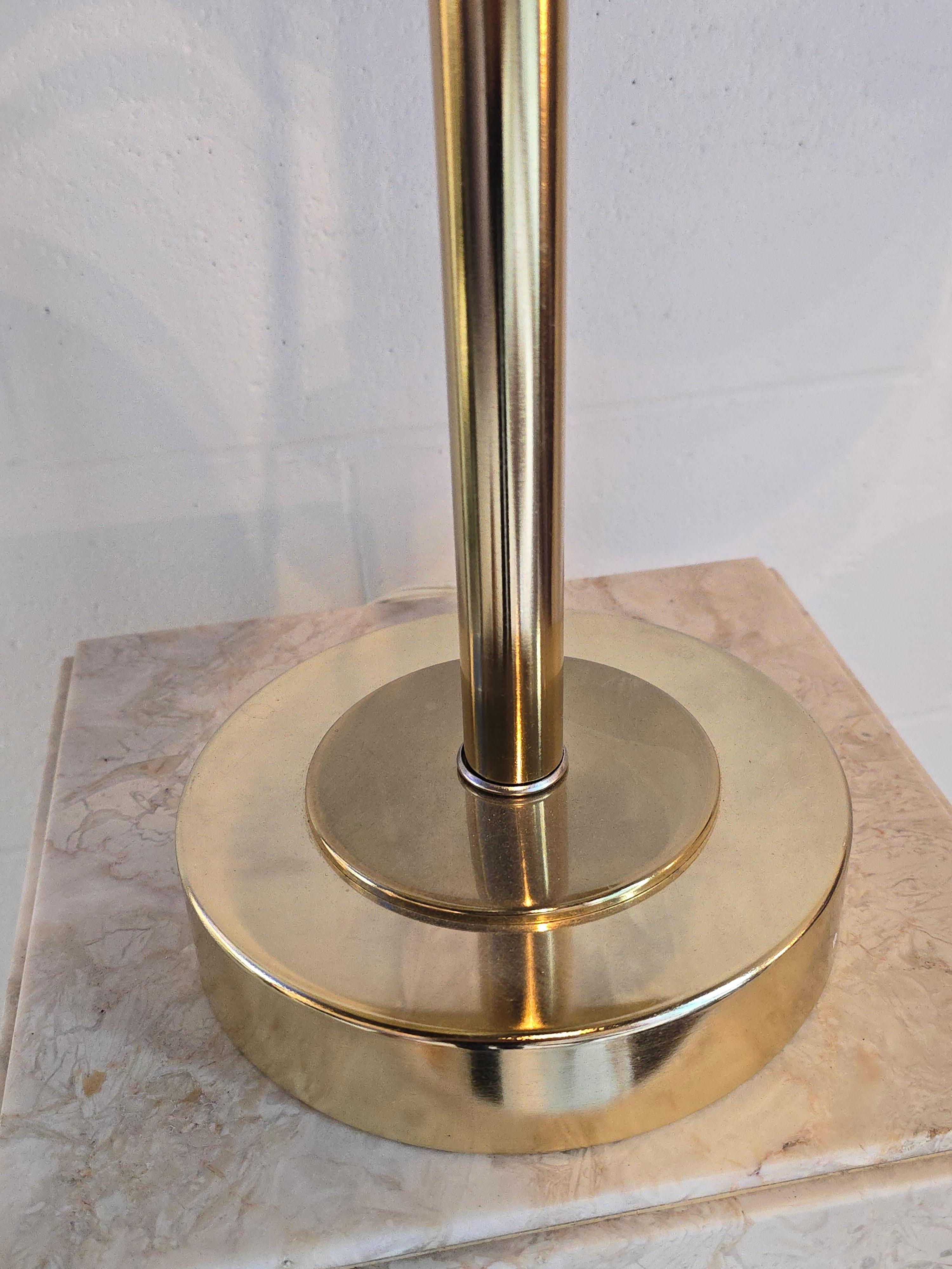 Lámparas de sobremesa de latón con tres pantallas de los años 70 en venta 1