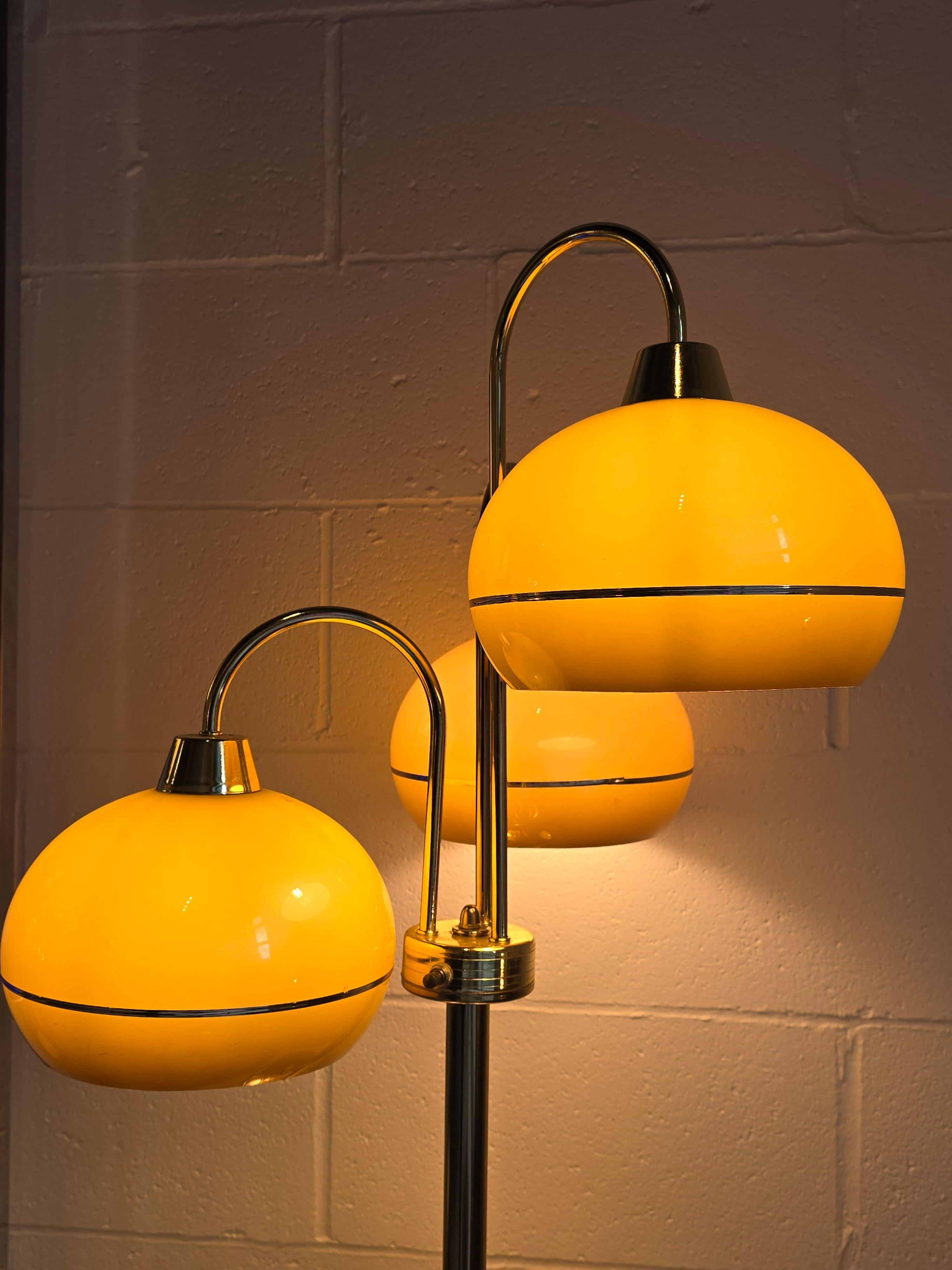 Lámparas de sobremesa de latón con tres pantallas de los años 70 en venta 7