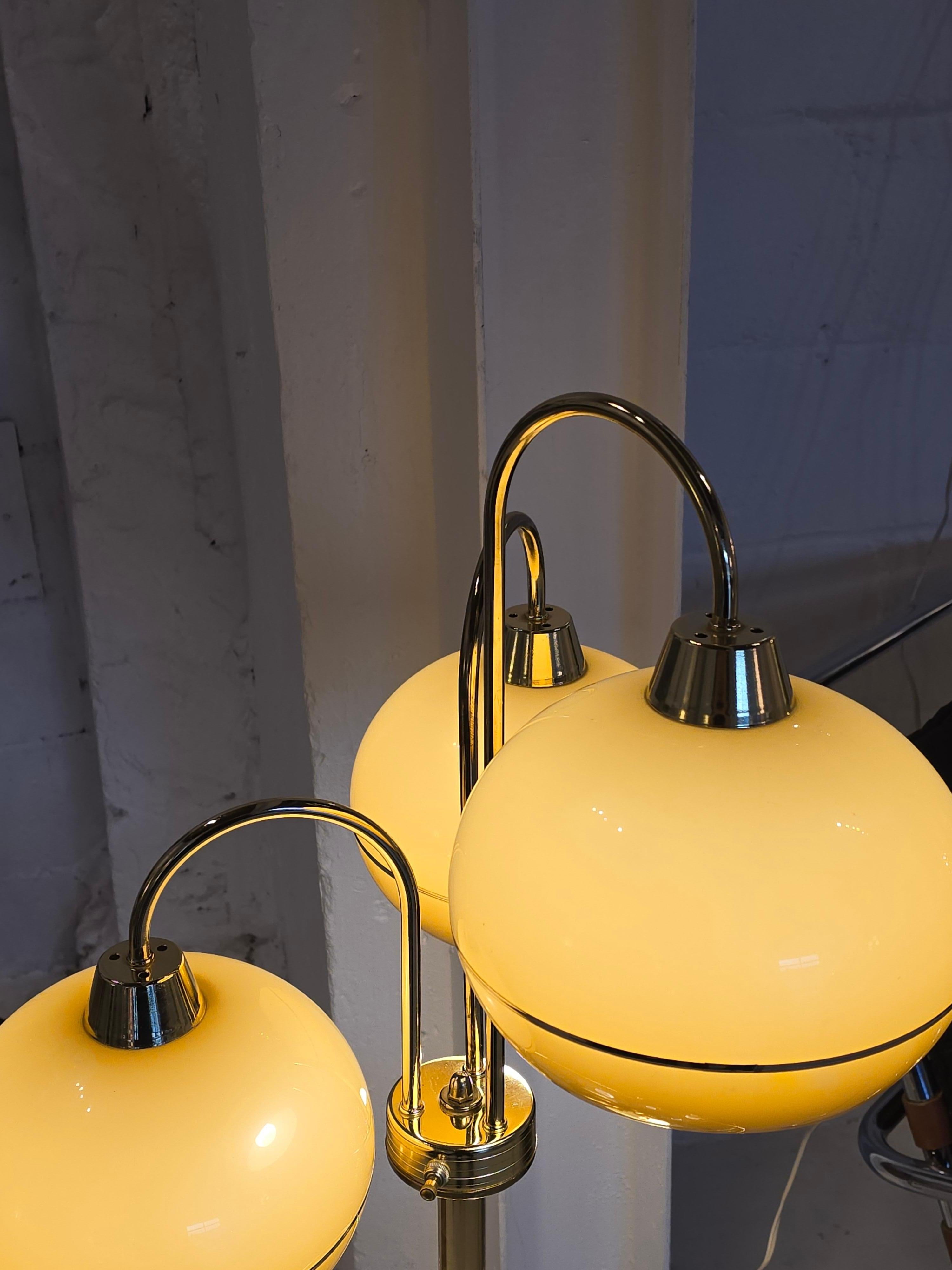 Lámparas de sobremesa de latón con tres pantallas de los años 70 en venta 8