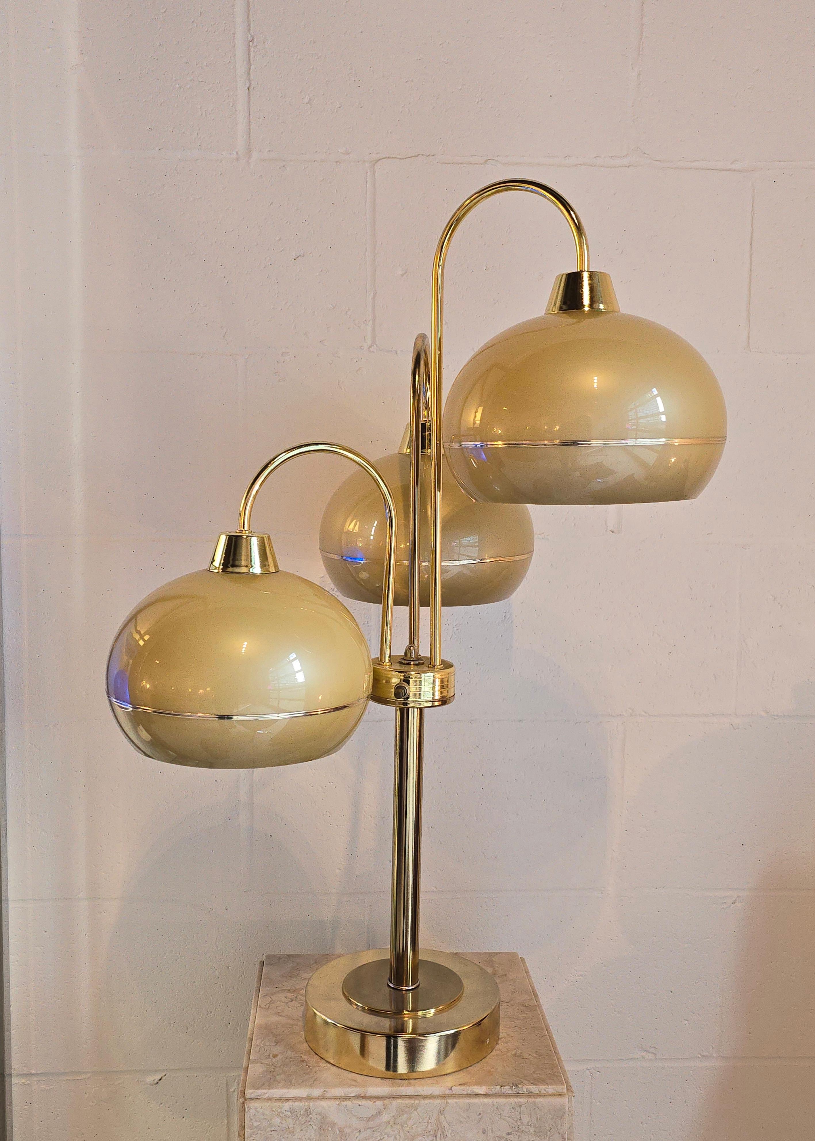 Preciosas lámparas vintage de latón con pantallas acrílicas de tono dorado. Cada lámpara tiene tres pantallas. La altura de las sombras varía de 16