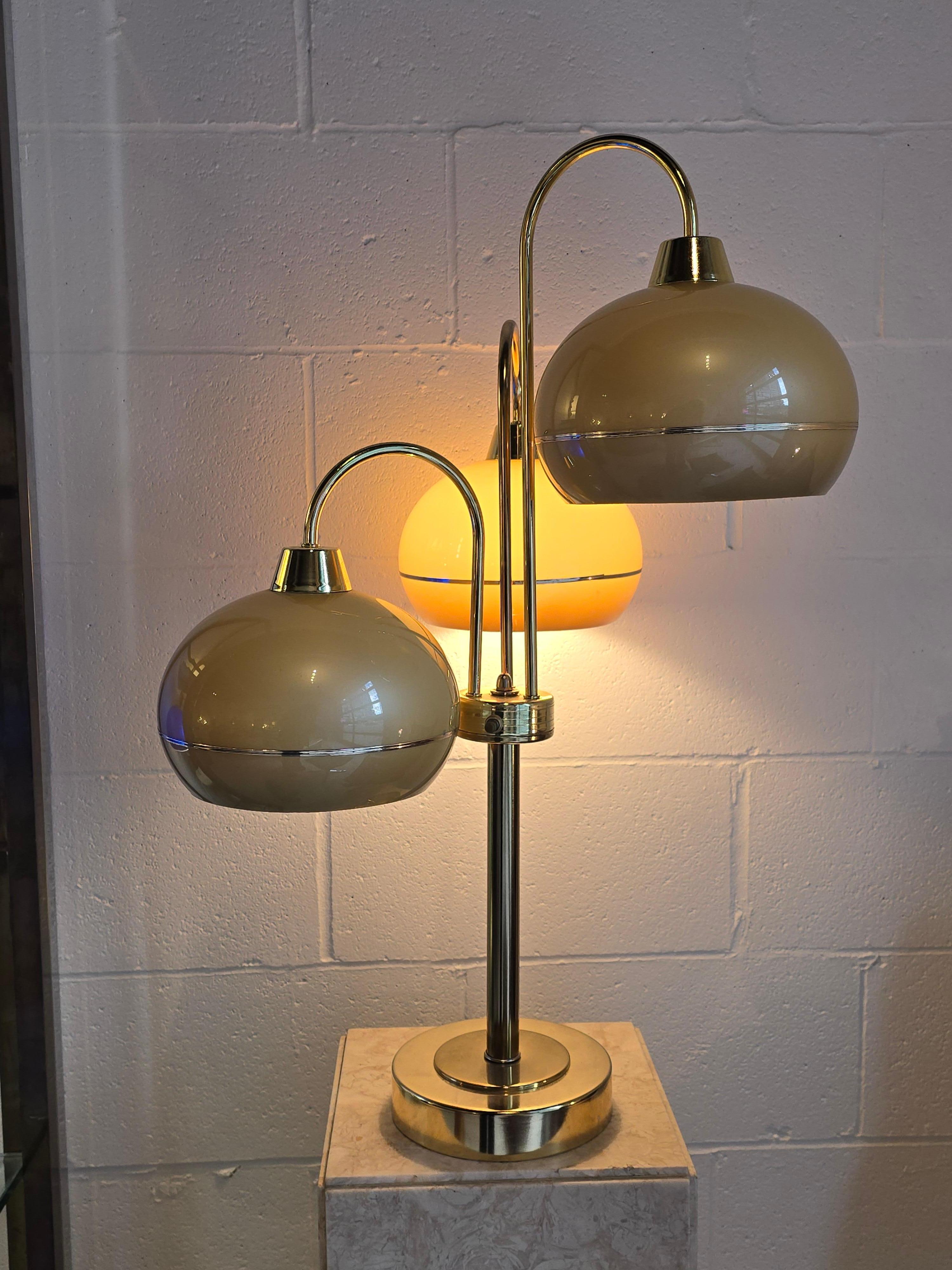 Lámparas de sobremesa de latón con tres pantallas de los años 70 Era espacial en venta