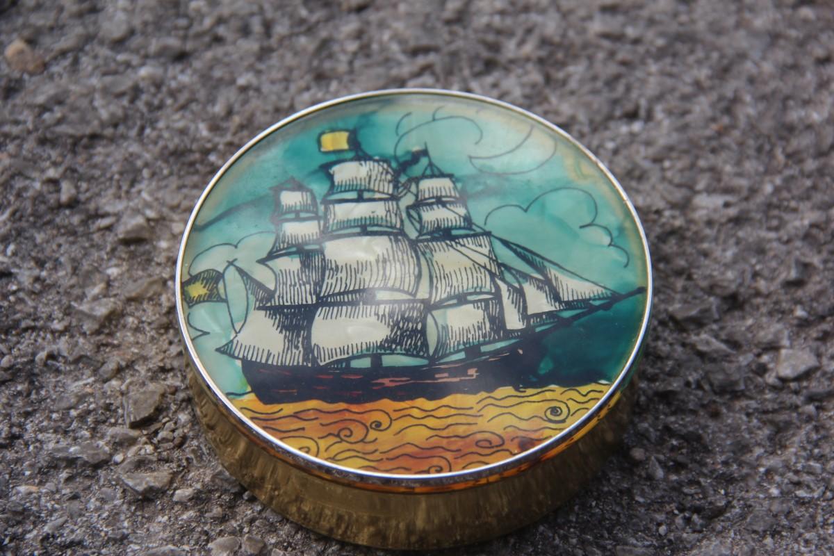 Brass Tobacco Box with Gold Green Black Sailing Ship Decoration Jack Frost In Good Condition In Palermo, Sicily