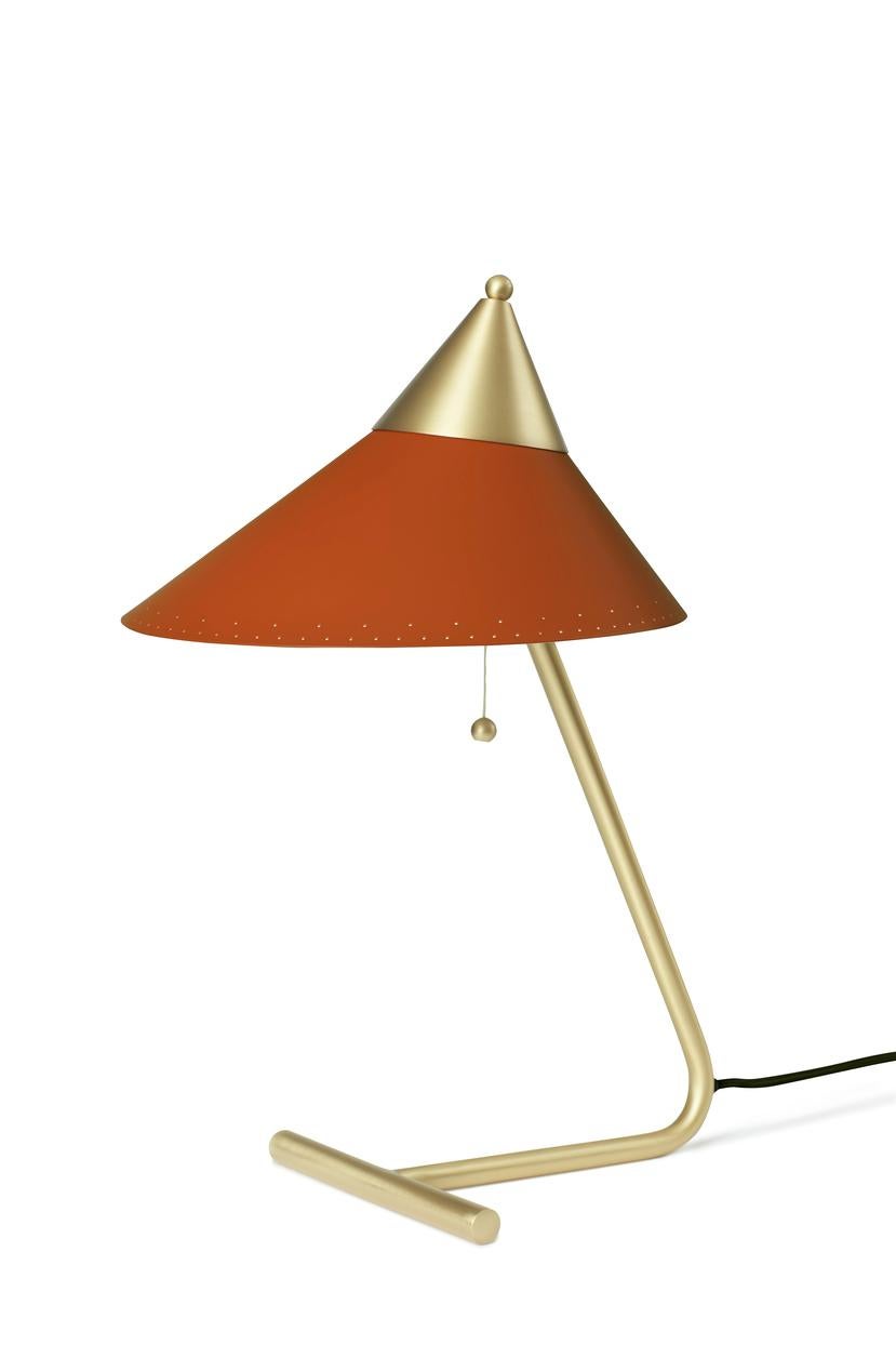 Brass top rusty red table lamp by Warm Nordic
Dimensions: D 24 x W 31 x H 41 cm
Material: Lacquered steel, brass
Weight: 1 kg
Also available in different colours.

A table lamp with unique, solid brass details, created in the 1950s by the Danish