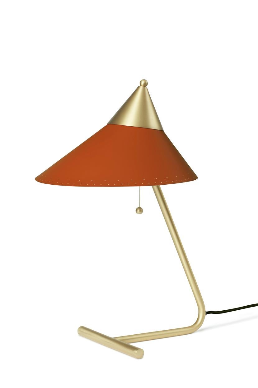 Brass top rusty red table lamp by Warm Nordic
Dimensions: D 24 x W 31 x H 41 cm
Material: Lacquered steel, brass
Weight: 1 kg
Also available in different colours.

A table lamp with unique, solid brass details, created in the 1950s by the