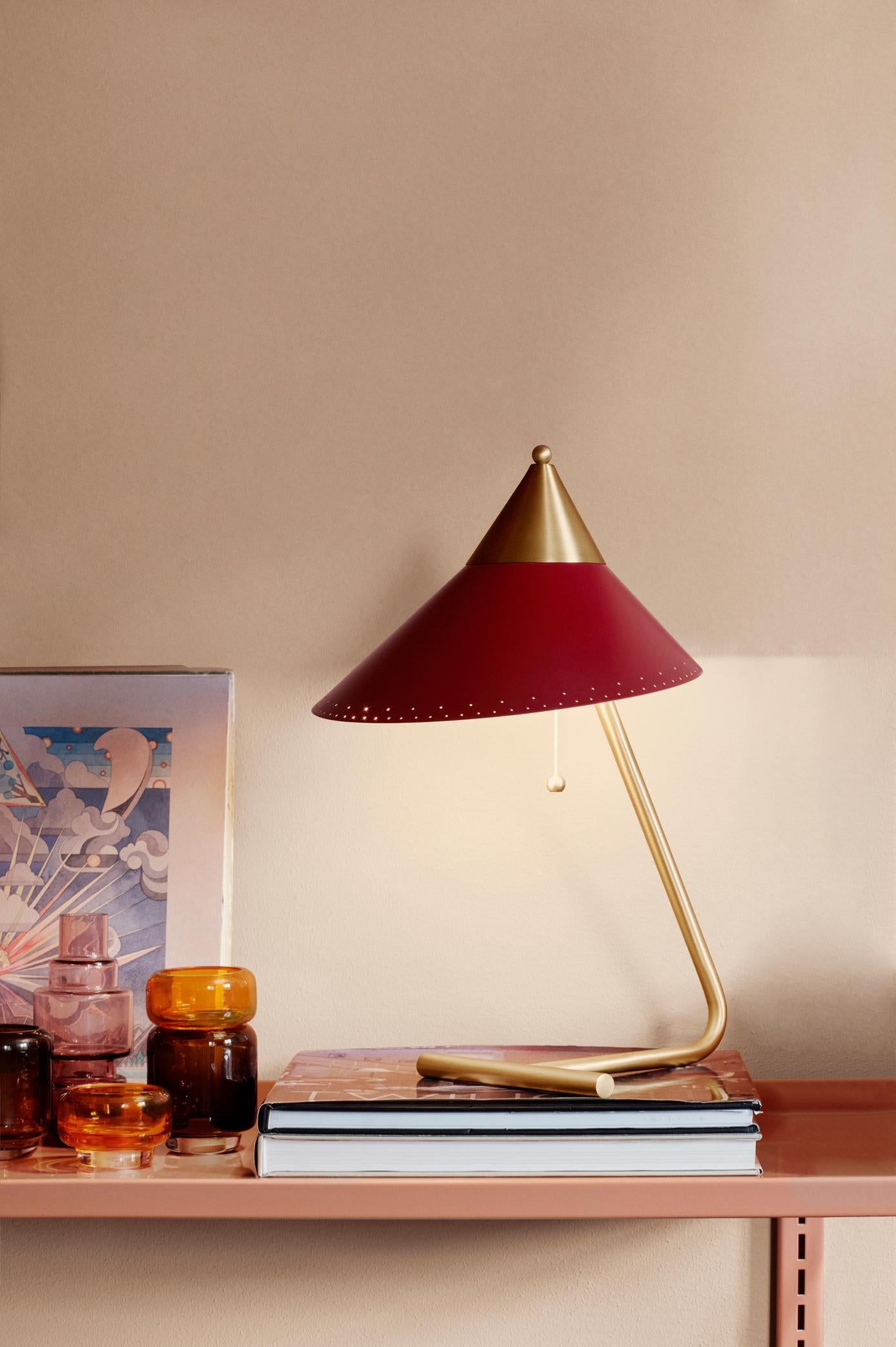 Postmoderne Lampe de bureau blanche chaude à plateau en laiton par Warm Nordic en vente