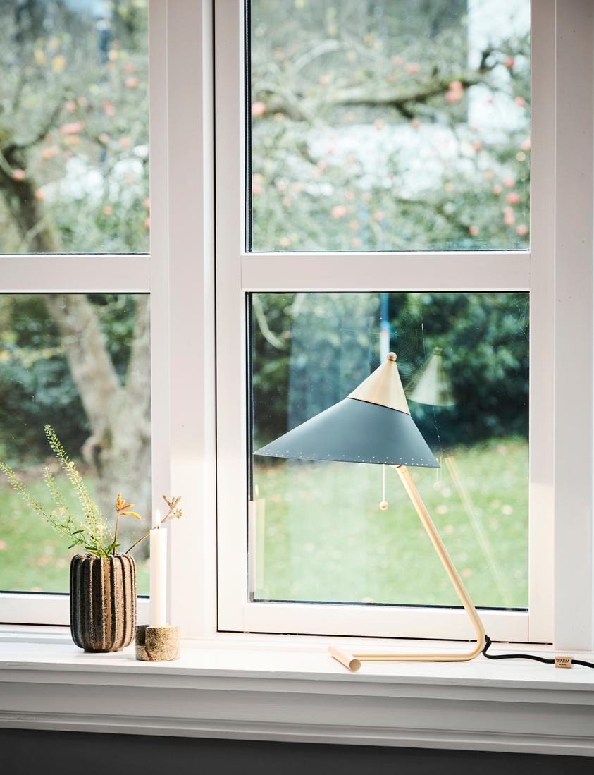 Warme weiße Tischlampe mit Messingplatte von Warm Nordic (Dänisch) im Angebot
