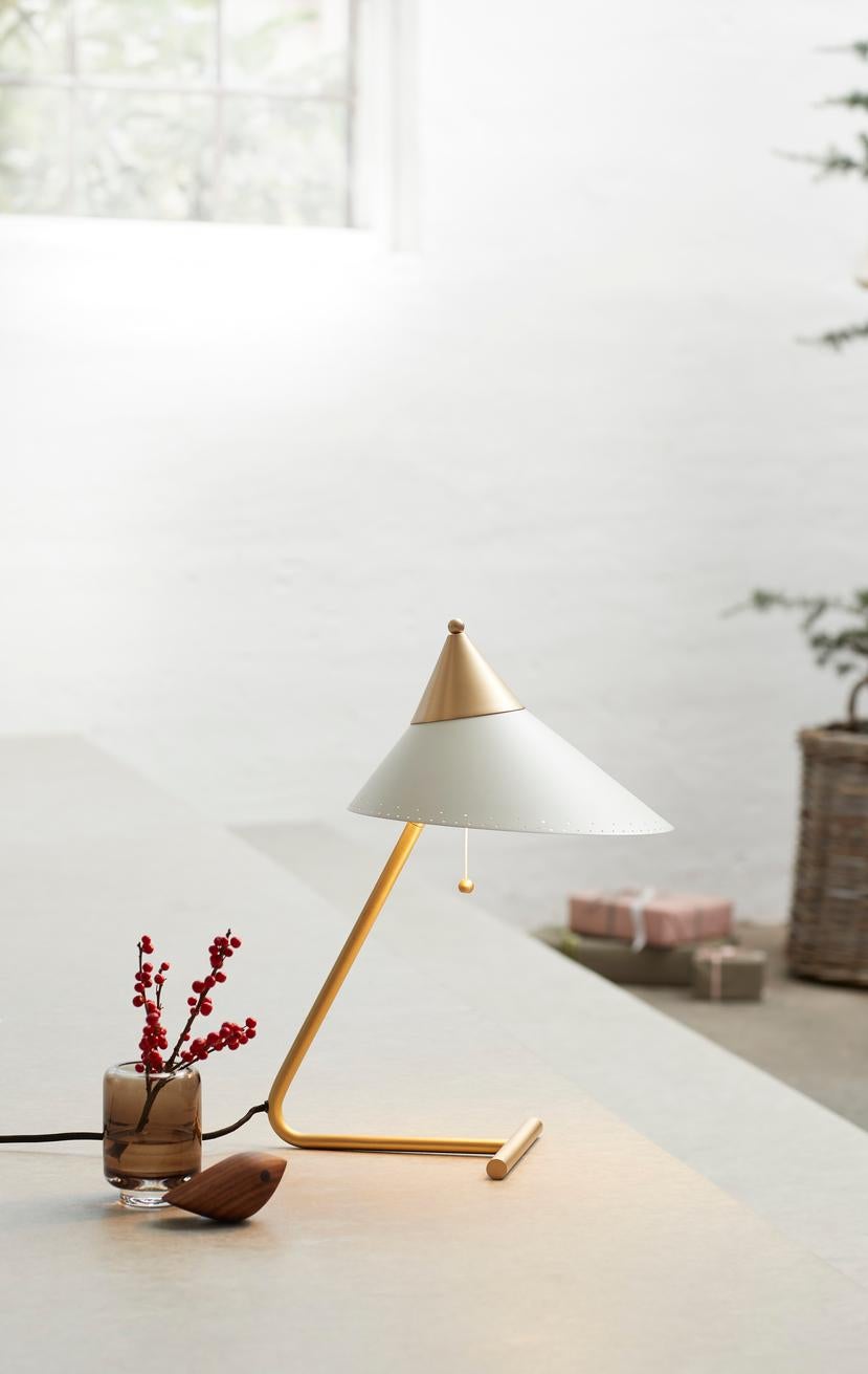 Warme weiße Tischlampe mit Messingplatte von Warm Nordic im Angebot 1