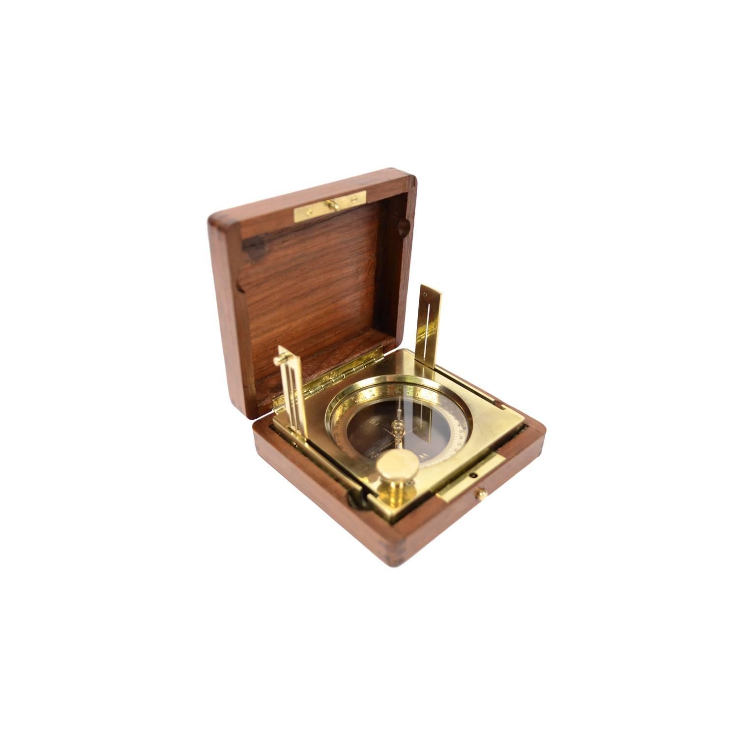 Brass topographic compass signed Stoppani (a Swiss manufacturer created in 1913 and located in Bern) placed in its original walnut box, circa 1915. The compass consists of a magnetized needle free to rotate on a horizontal plane, marking with its