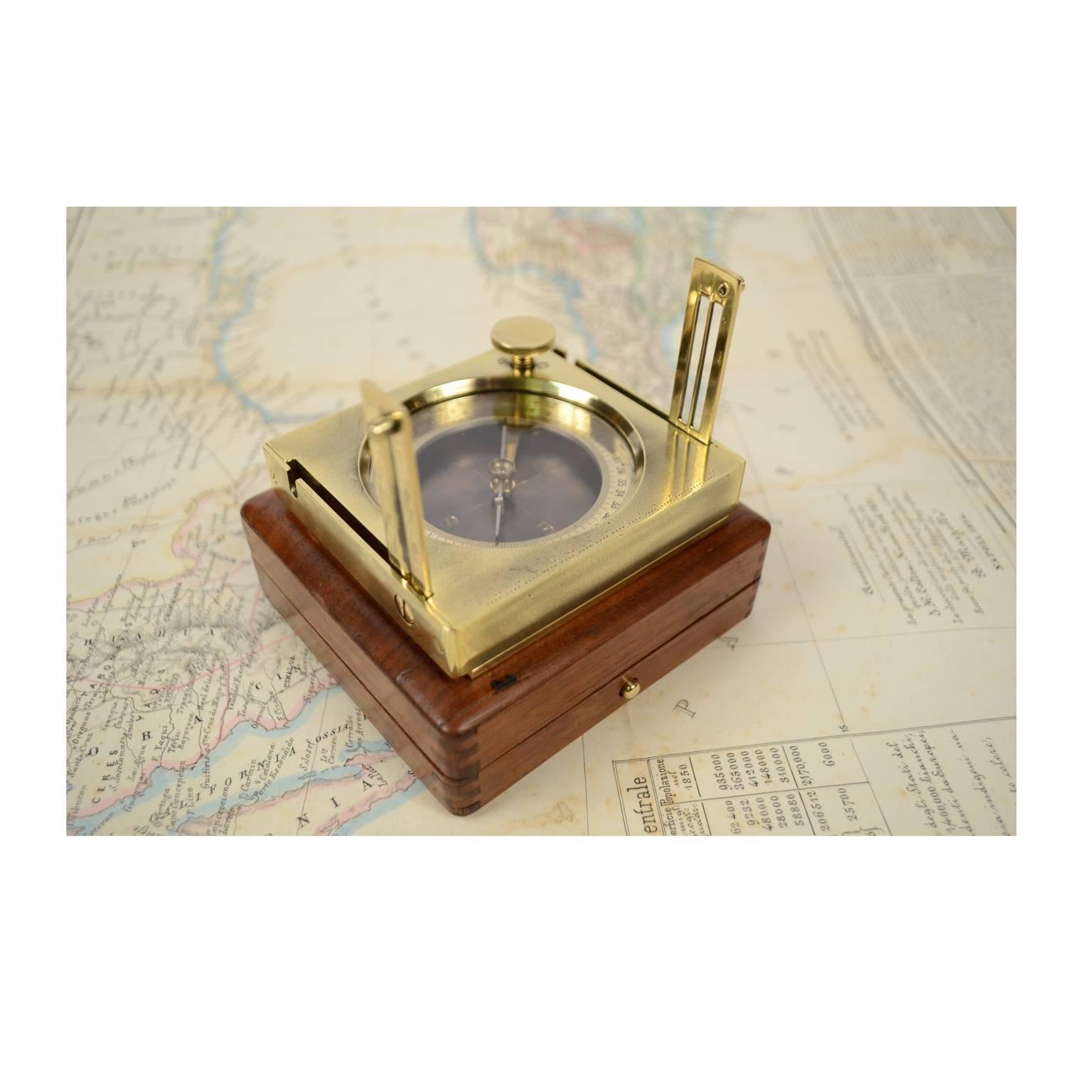 Brass Topographic Compass Placed in Its Original Walnut Box In Excellent Condition In Milan, IT