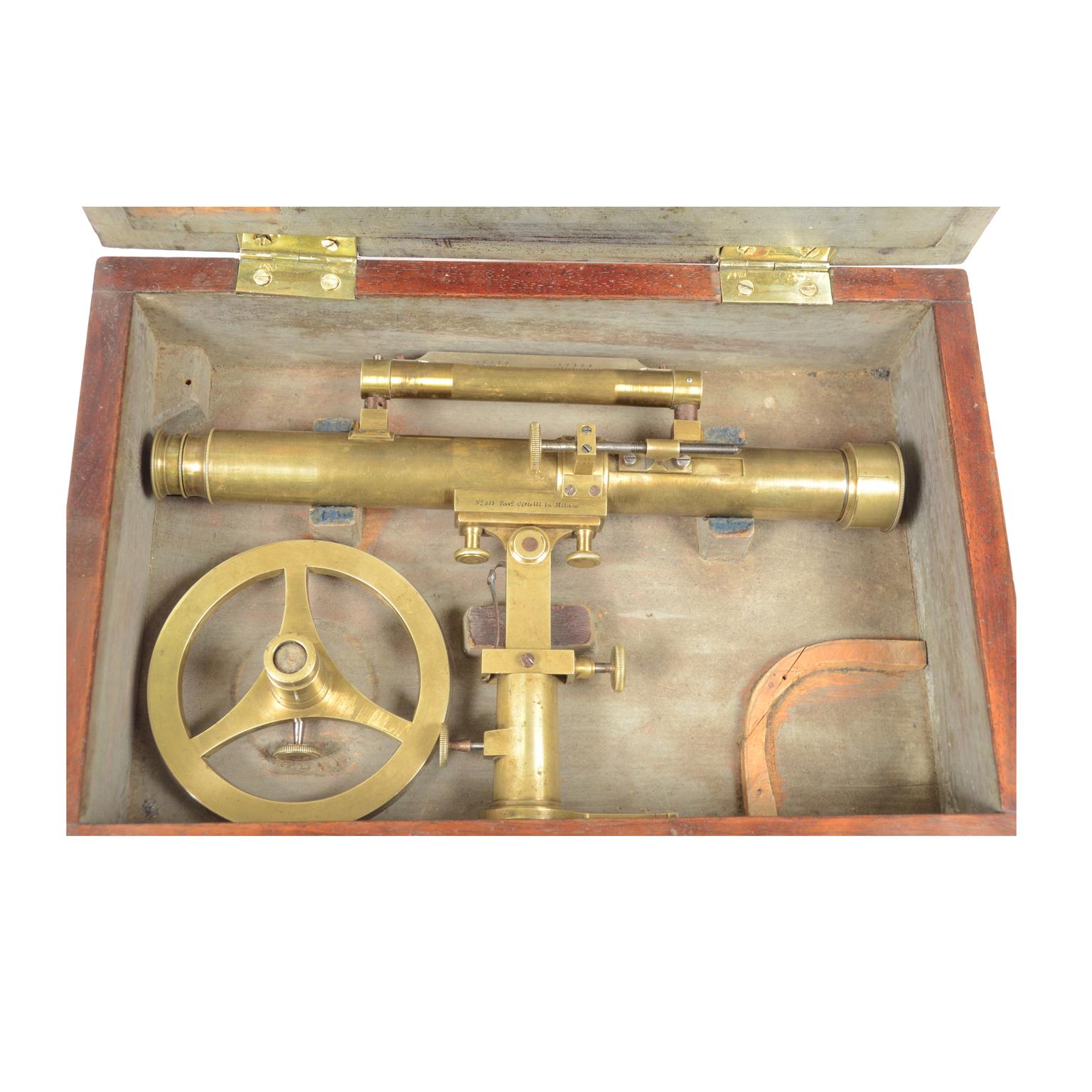 Topographic level with telescope or simple theodolite of brass with original patina, signed Pasquale Cittelli Milan n. 353, first decade of the 19th century, in good condition and complete with original walnut box, with brass hinges and closing