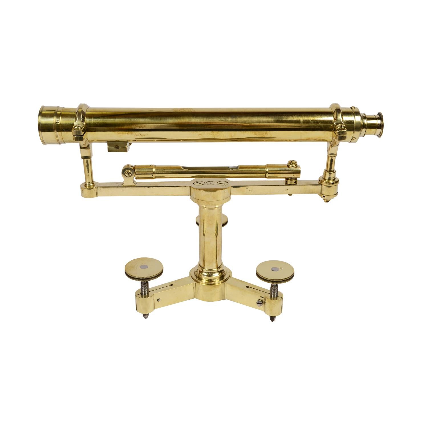 Telescope topographic level of brass, it is an instrument consisting of a telescope fixed parallel to the level, three-spoke base with adjustment screws. English manufacture from the second half of the 19th century, in excellent condition. Measures:
