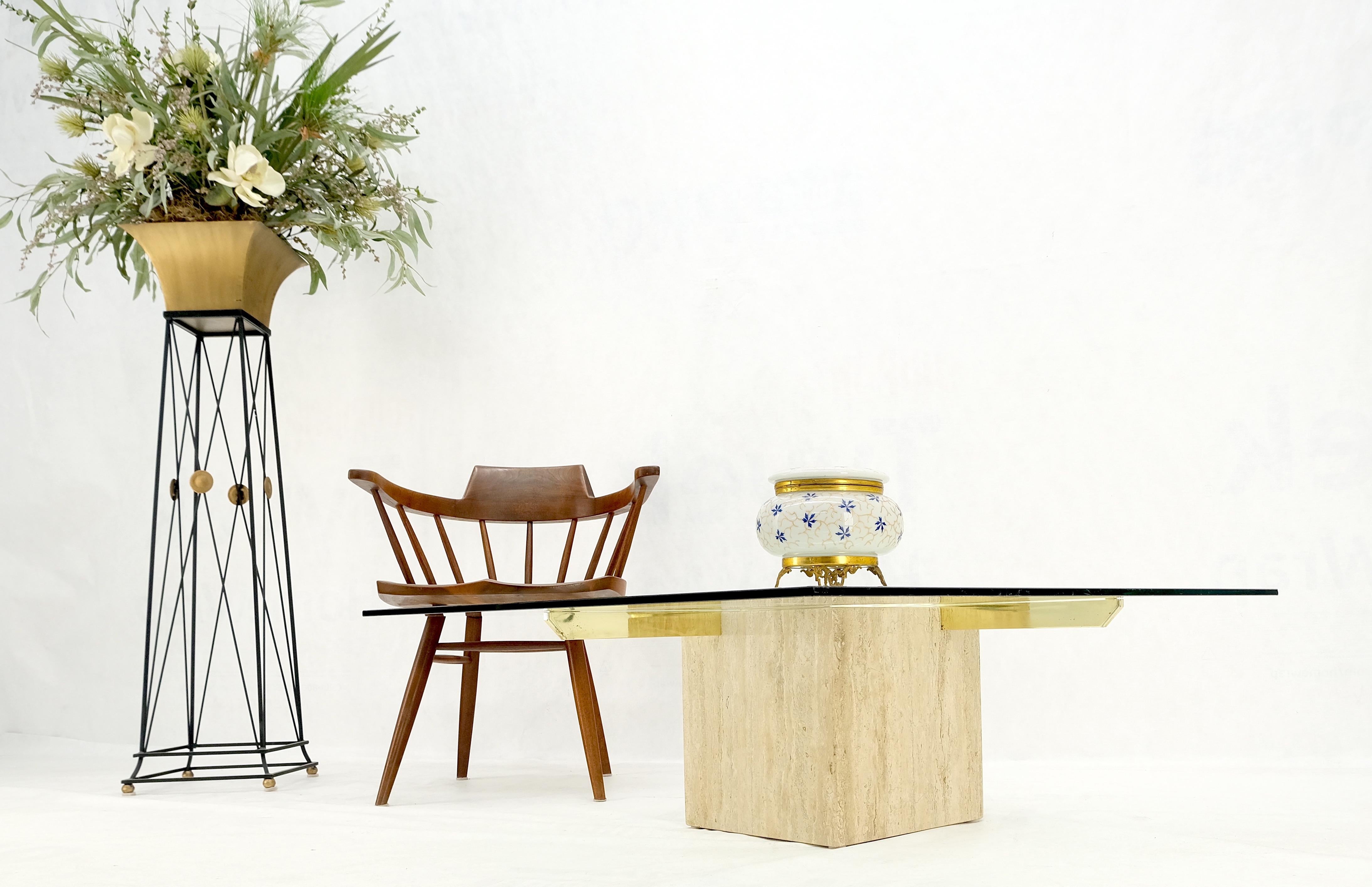 20ième siècle Table centrale à café en laiton, base en travertin, plateau en verre, carrée, moderne du milieu du siècle dernier en vente