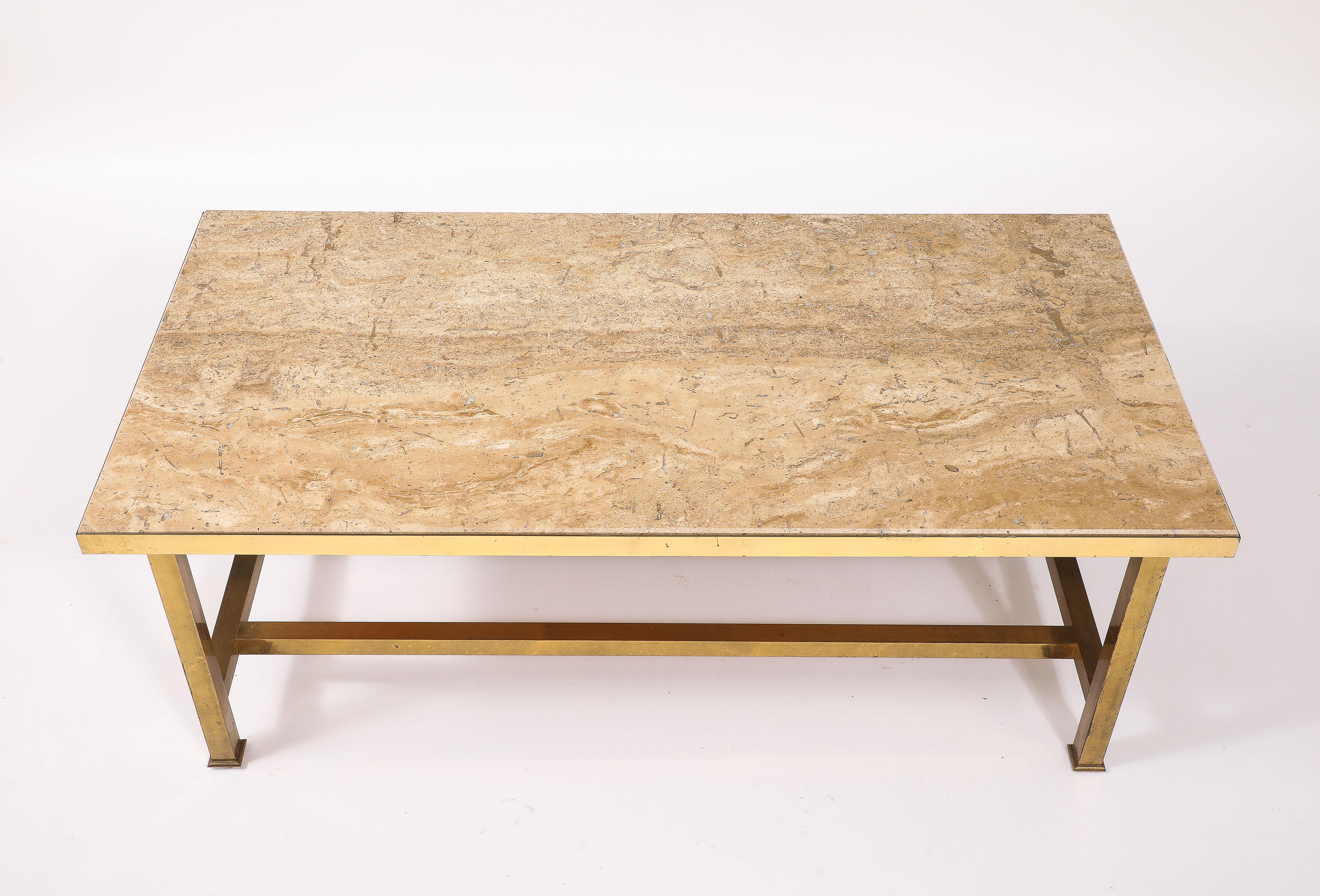 Table basse en laiton et travertin, France, années 1960 Bon état - En vente à New York, NY