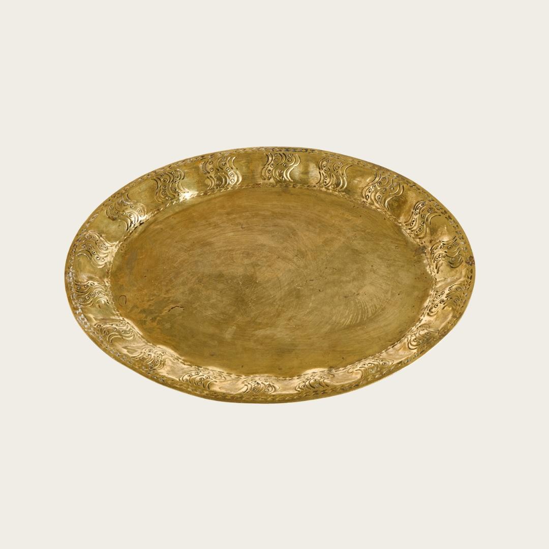 Dieses Messingtablett der Arts & Crafts-Bewegung ist auf der Unterseite von George Von Mendelssohn gestempelt und nummeriert. Der Rand ist mit einem dekorativen Muster aus Wellen-, Punkt- und Schnörkelgravuren versehen.

12