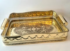 Bandeja de latón perforada con galería decorativa y grandes asas cilíndricas