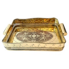 Bandeja de latón perforada con galería decorativa y grandes asas cilíndricas