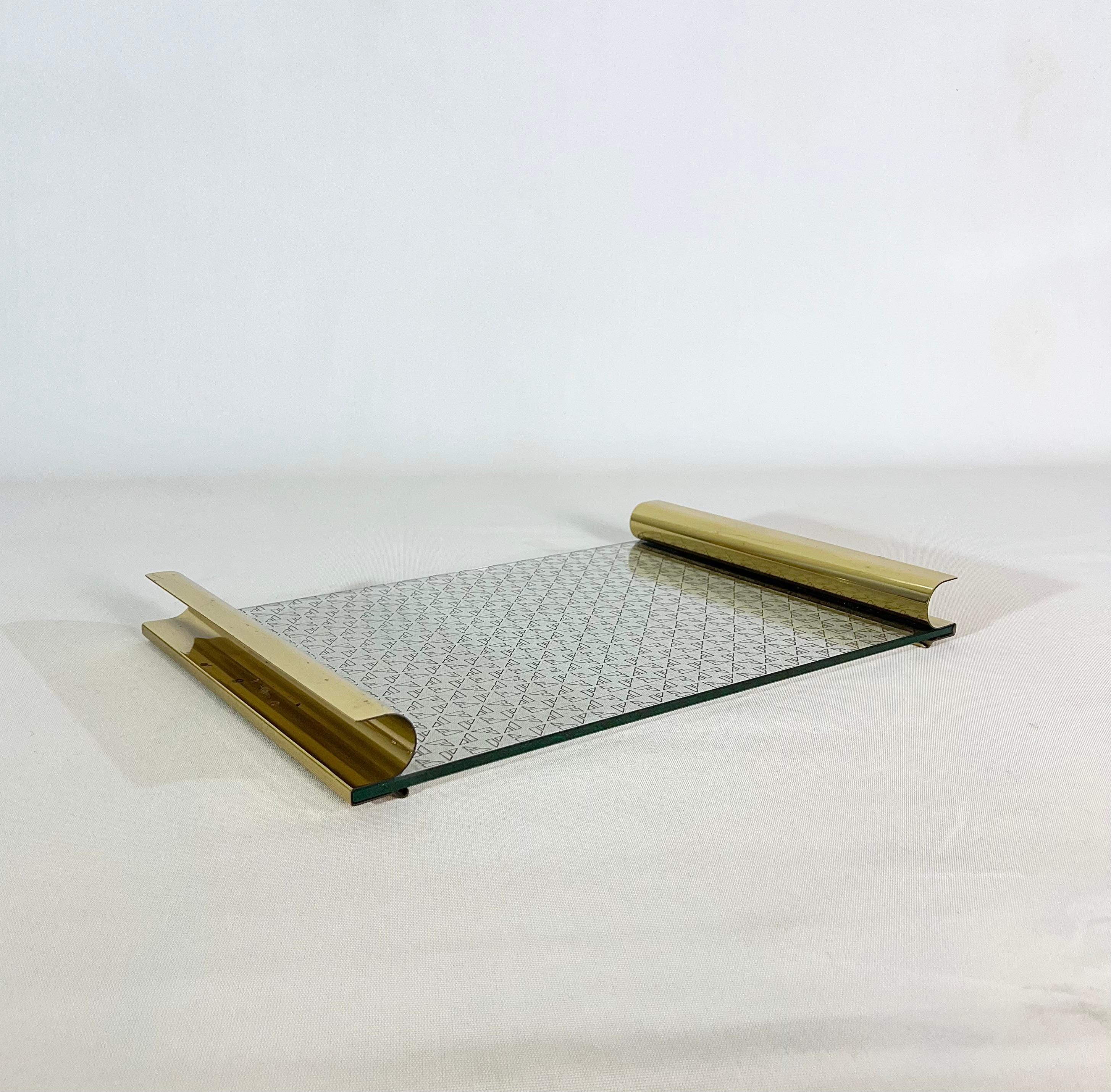 Tray produced in Italy in the 70s. The rectangular tray was made of transparent glass and printed with geometric decorations and curved brass handles.


Note: We try to offer our customers an excellent service even in shipments all over the world,
