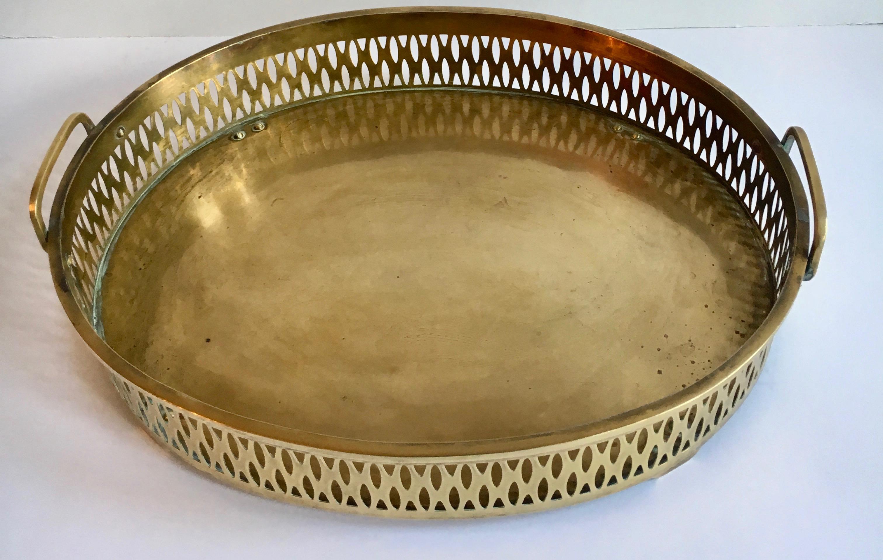 A very handsome oval tray with intricate, yet modern influences with the lattice like gallery, works with any decor... While images tend to make the tray appear round, it is in fact, OVAL... The length is 8