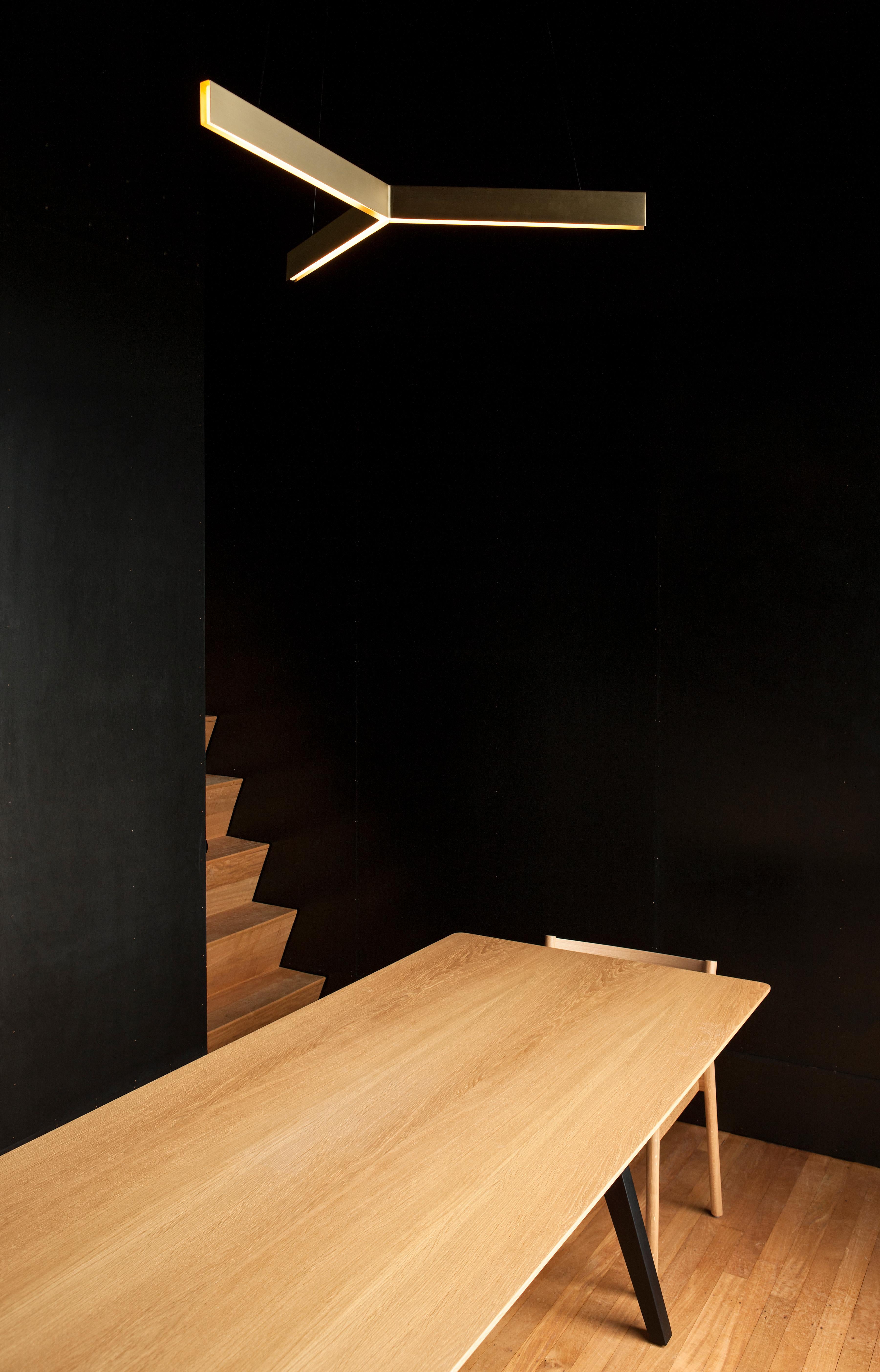 Lampada a sospensione Tri in ottone di Resident
Dimensioni: L. 75 x P. 82 x H. 6 cm
Materiali: Ottone.
Peso: 3,6 kg.

Circa: 
Fondata da Simon James e Scott Bridgens nel 2011, Resident è la casa di pezzi di design duraturi creati per la prossima
