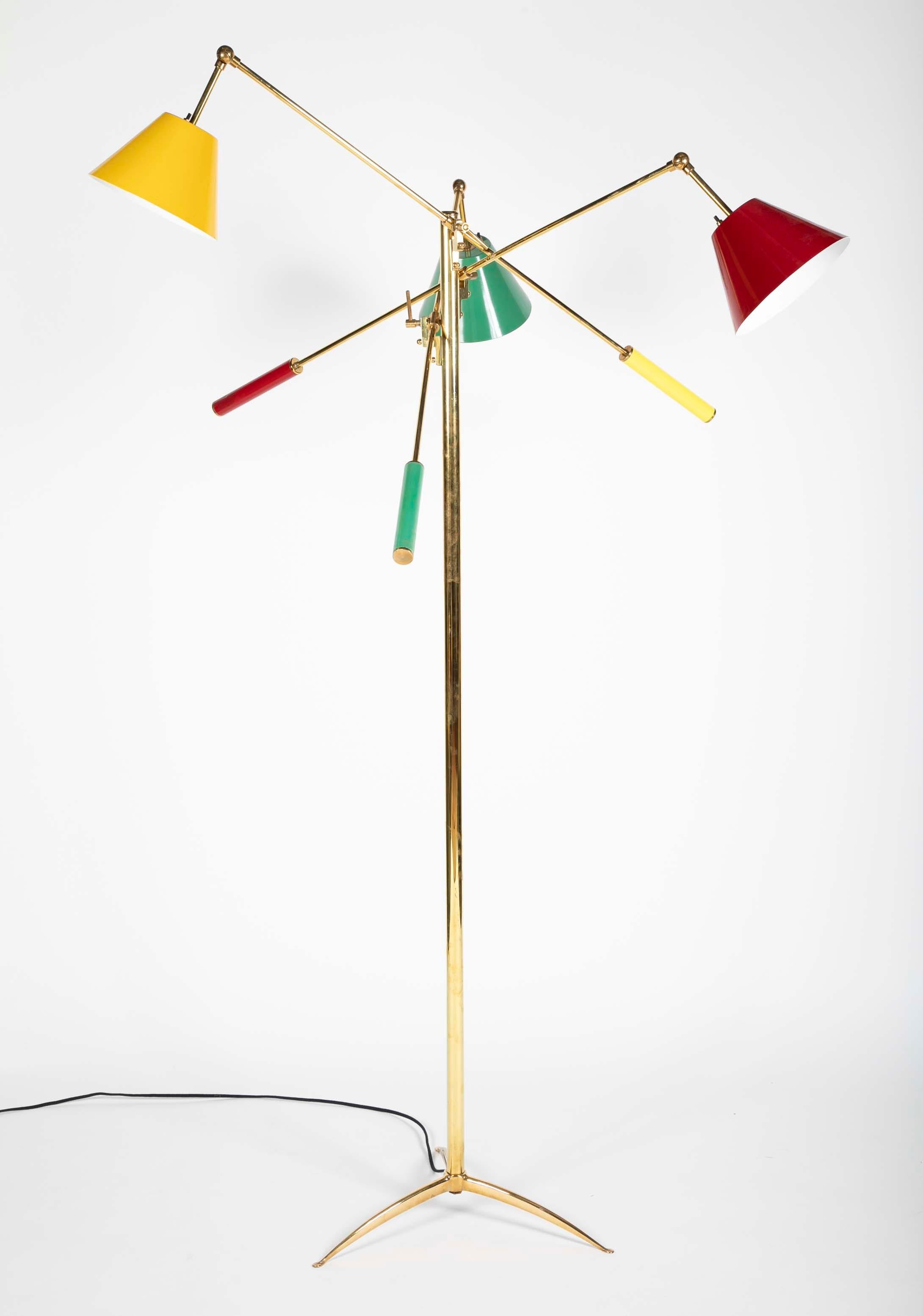 Una colorata lampada da terra Triennale in ottone e metallo verniciato attribuita ad Arredoluce.