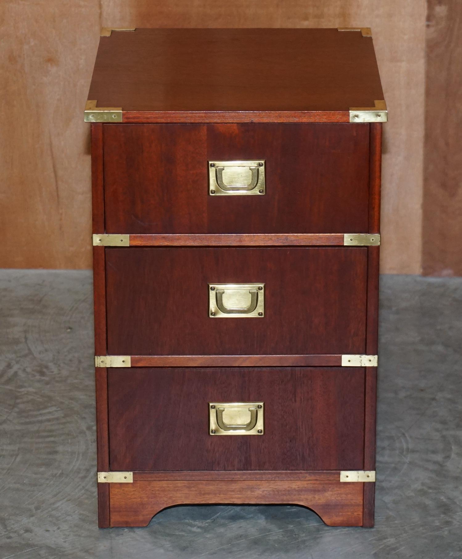 We are delighted to offer for sale this Military Campaign bedside lamp or wine table drawers.

A nice piece that can be used in a living room context as a lamp or wine table or as a bedside table drawers

We have cleaned waxed and polished it