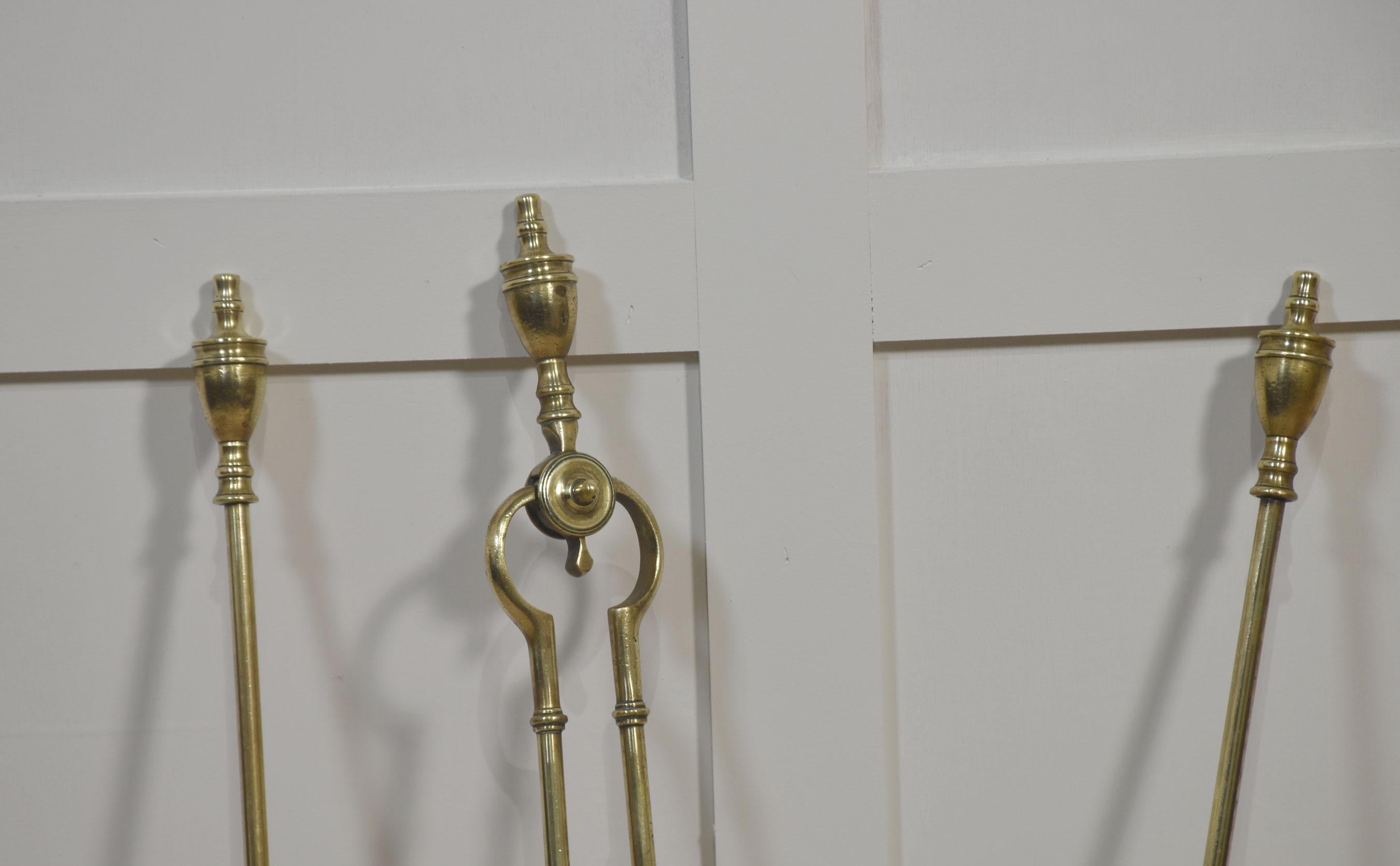 Set di strumenti per il fuoco in ottone a tripla compagnia In condizioni buone in vendita a Cheshire, GB