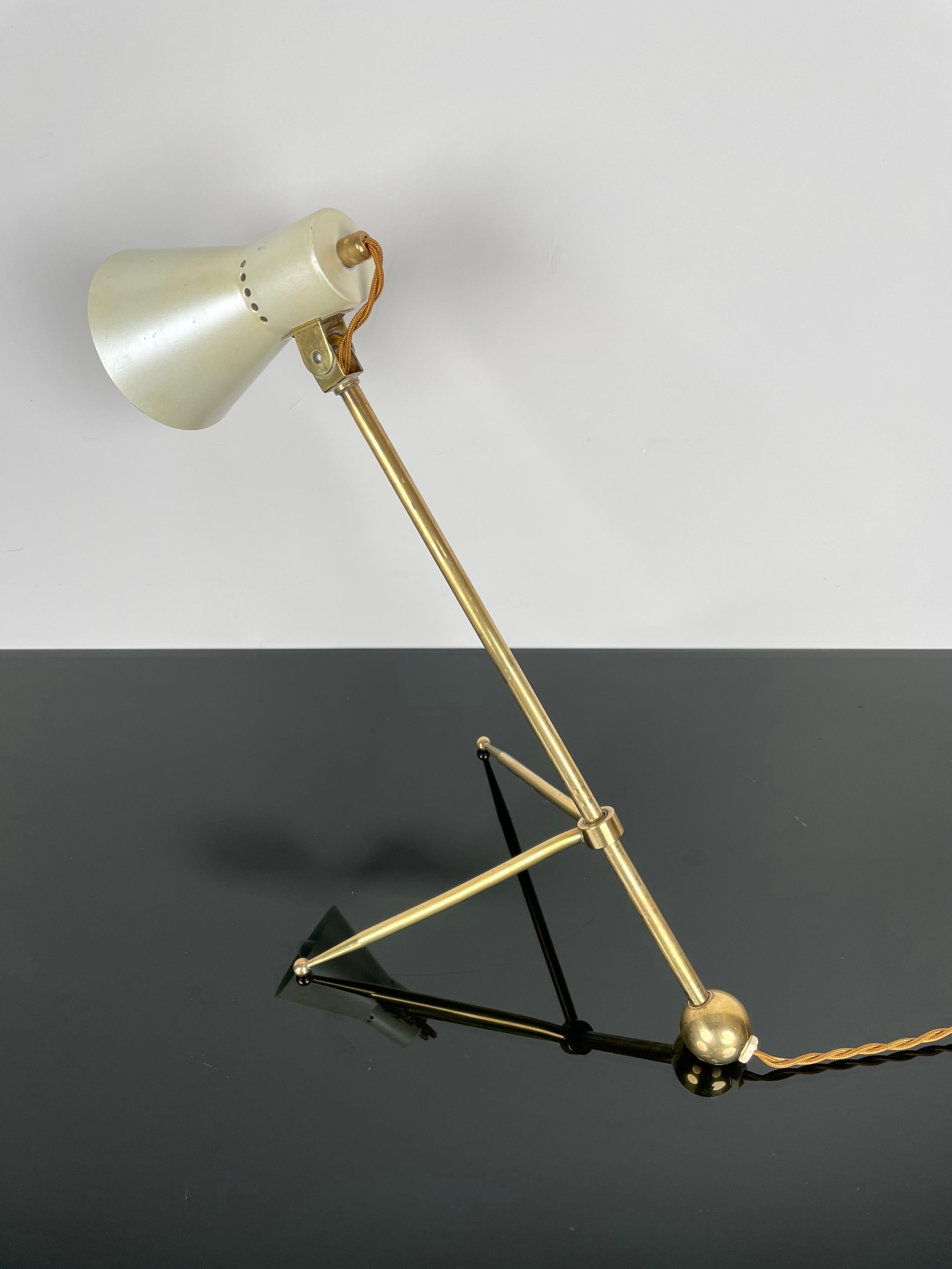 Brass Tripod Desk Table Lamp Attributed to Stilnovo, Italy, 1950s In Good Condition In Rome, IT