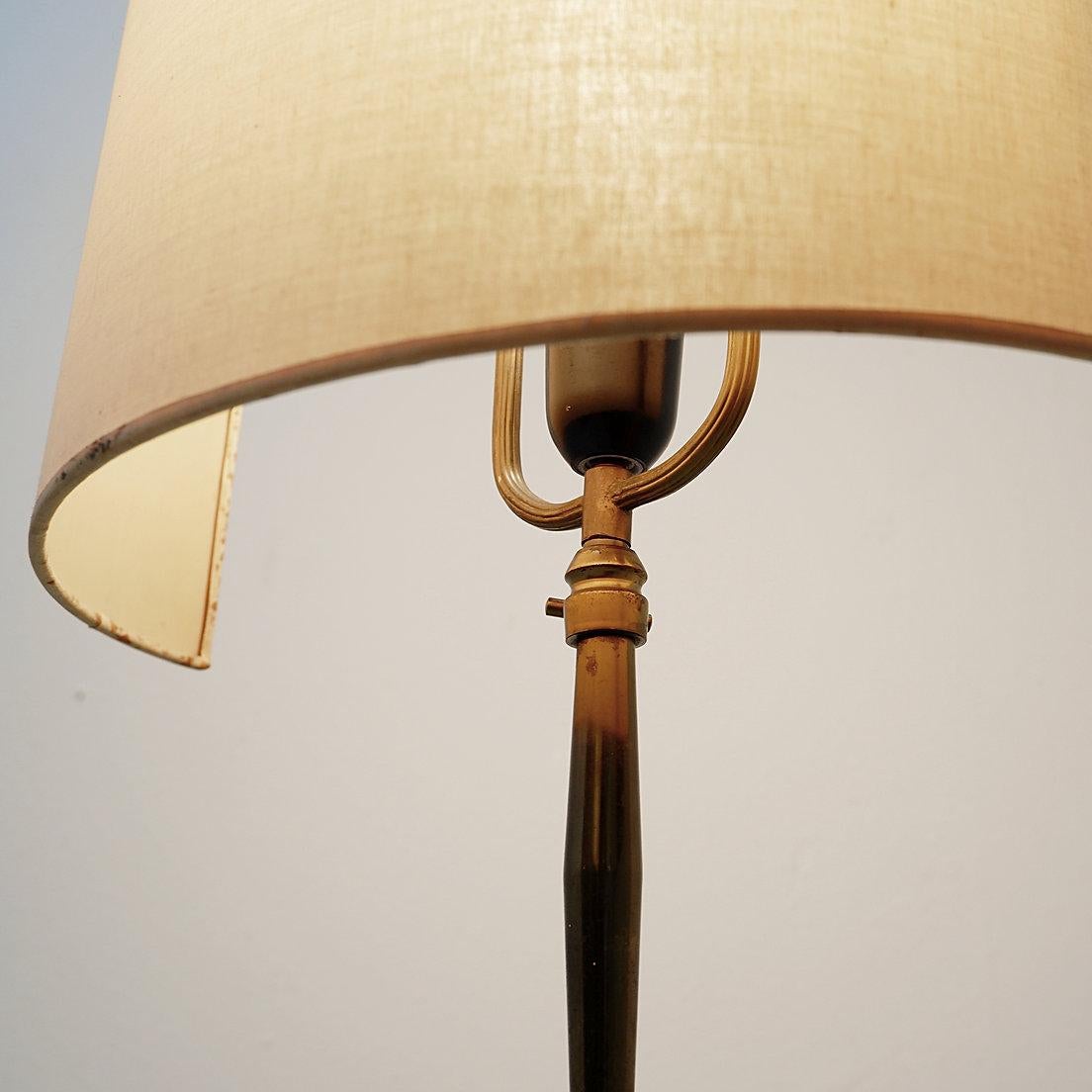 Brass Tripod Floor Lamp with Half Shade - Early 20th Century
Reading Floor Lamp -
A sturdy early 20th century reading or library lamp.
Dimensions: 32.5 x 142 cm (variable); Shade: 34 cm