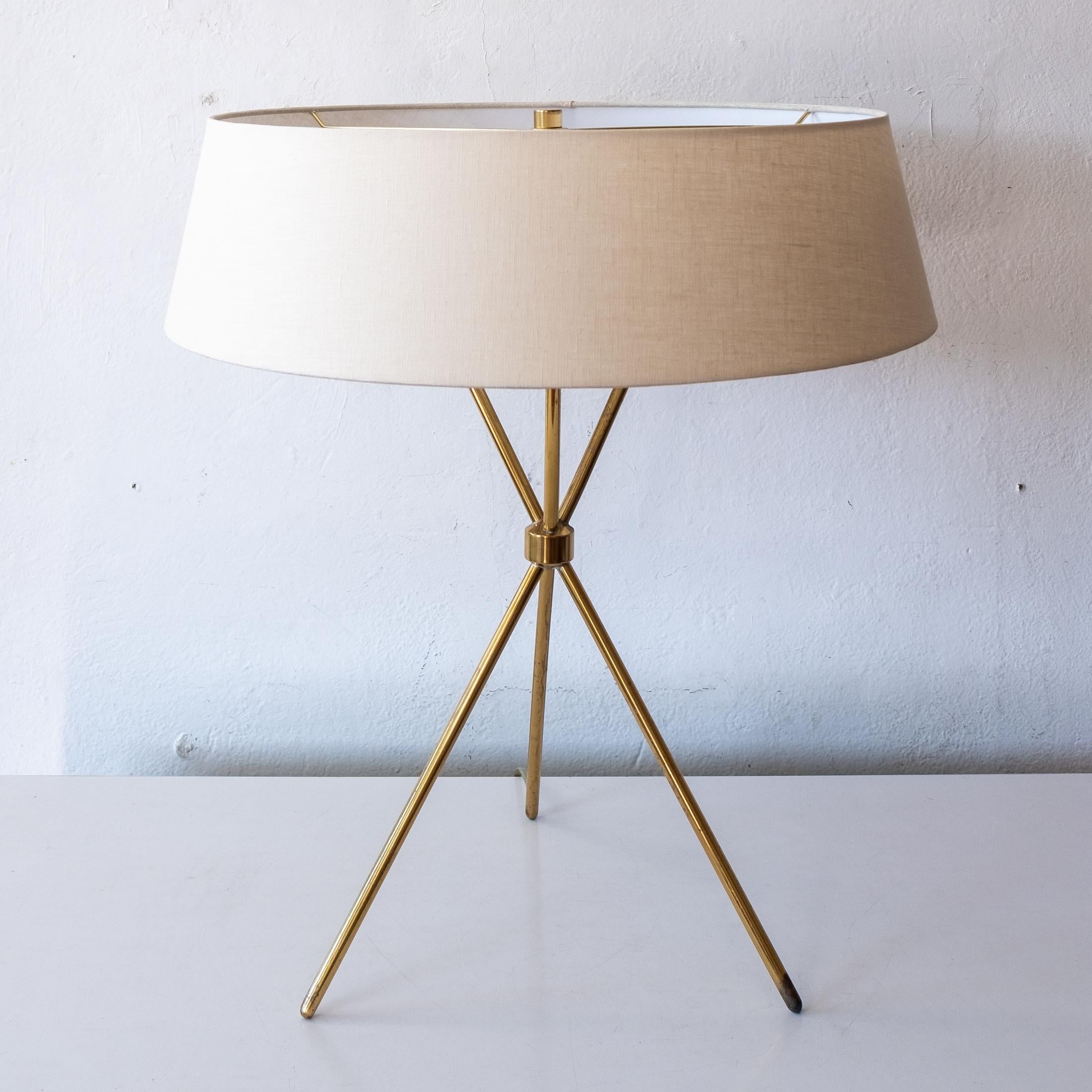 Brass tripod table lamp by Robsjohn-Gibbings for Hansen. Superb quality piece from one of the most refined designers from the mid-century. New shade and diffuser. USA, 1950s.

Measures 18
