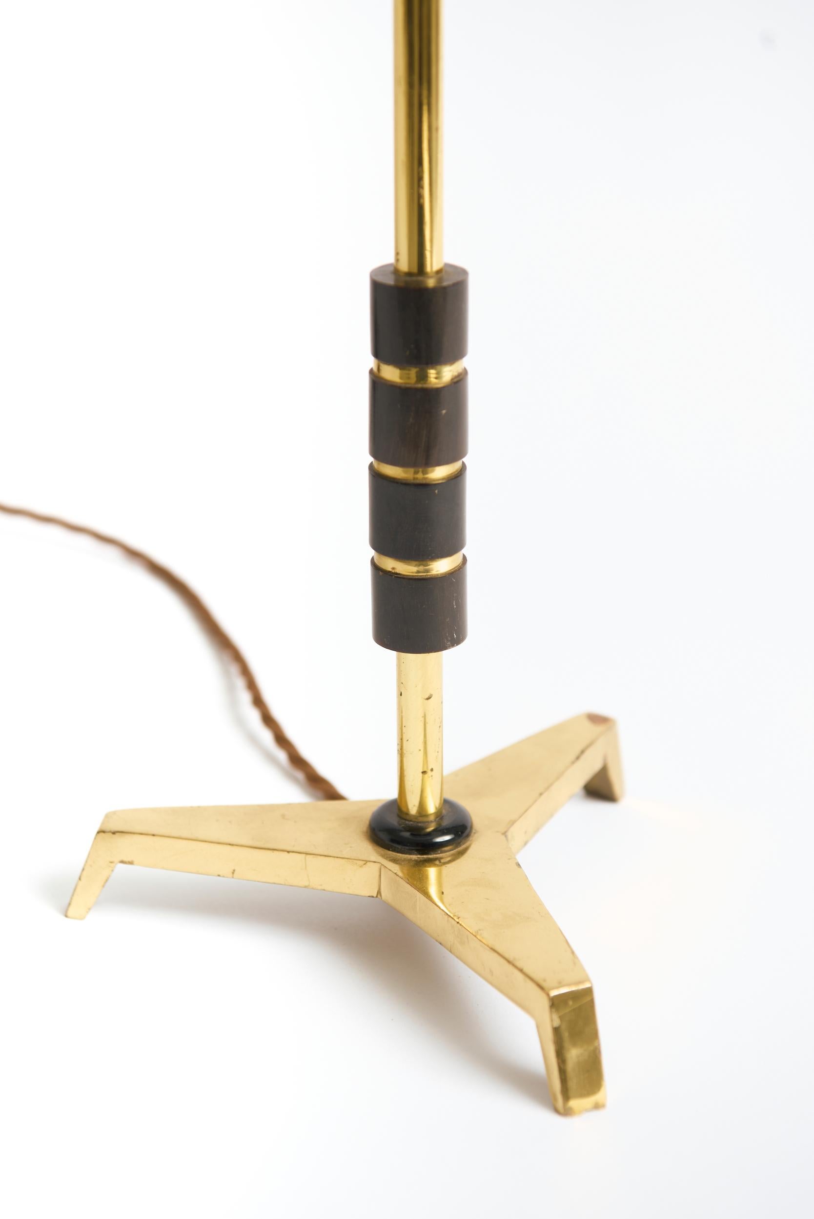 Lampe de table tripode en laiton et fausse corne
France, milieu du 20e siècle
Avec l'abat-jour : 46,5 cm de haut par 25,5 cm de diamètre
Base de la lampe uniquement : 36 cm de haut par 17 cm de diamètre