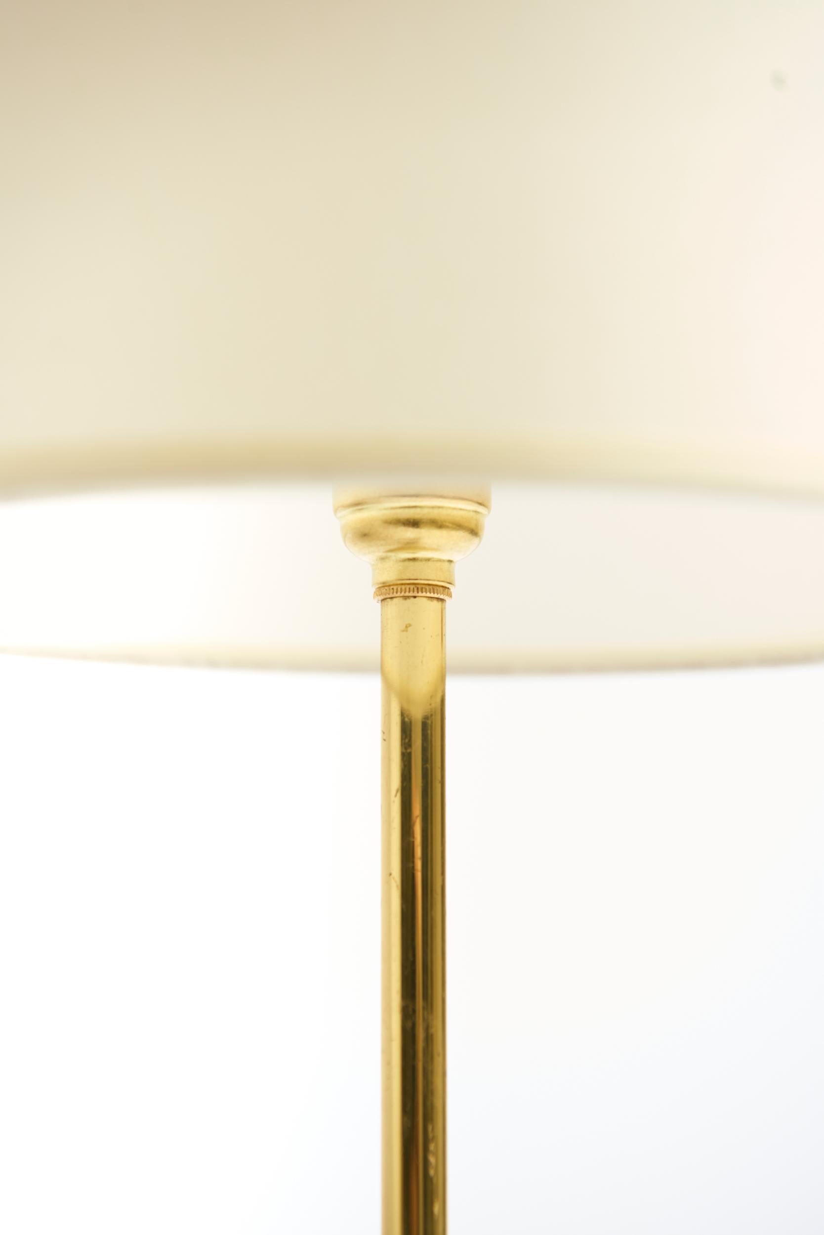 Lampe à poser sur trépied en laiton Bon état - En vente à London, GB