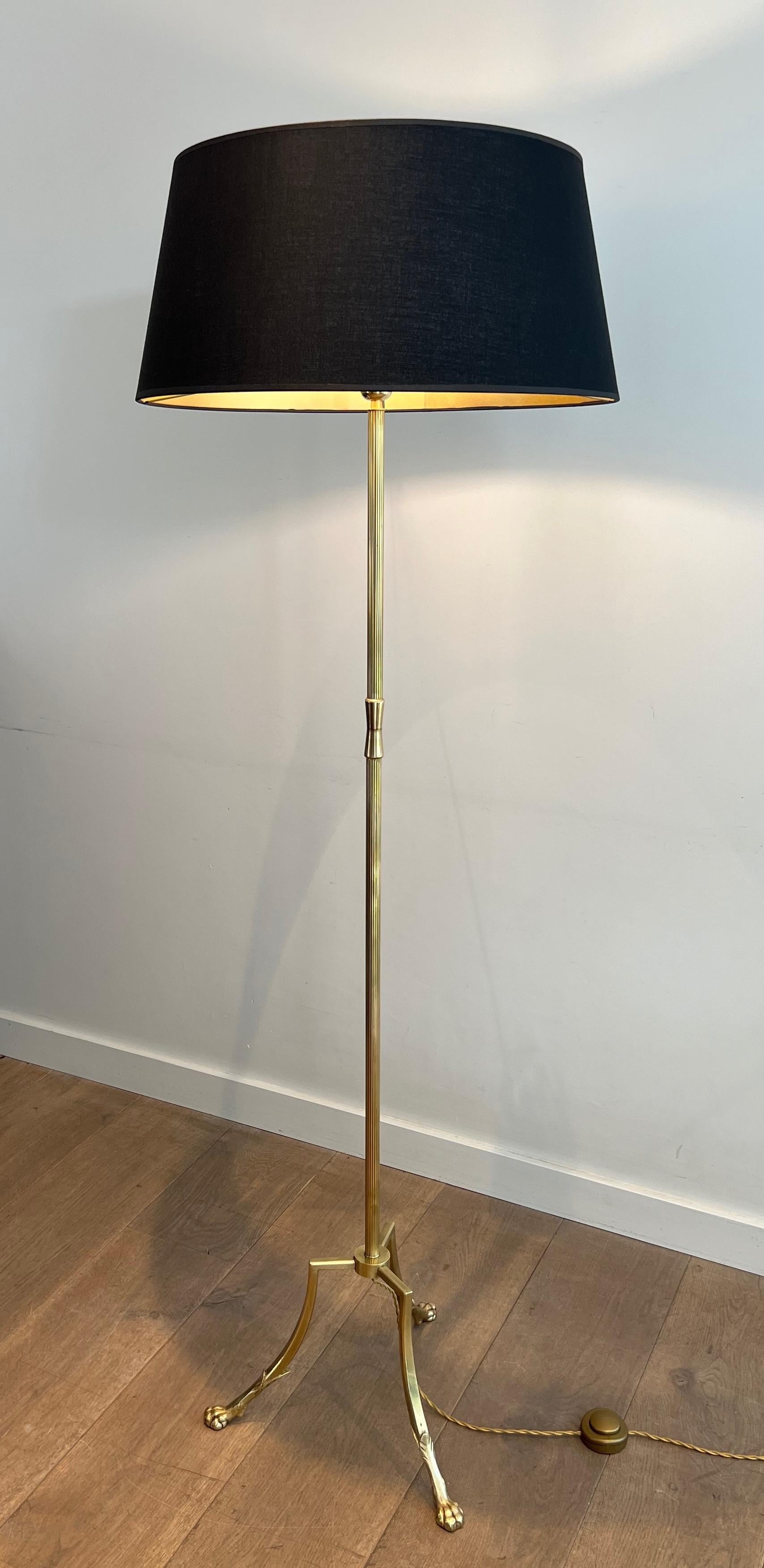 Lampada da terra Tripode in ottone con piedi ad artiglio di Maison Jansen in vendita 5