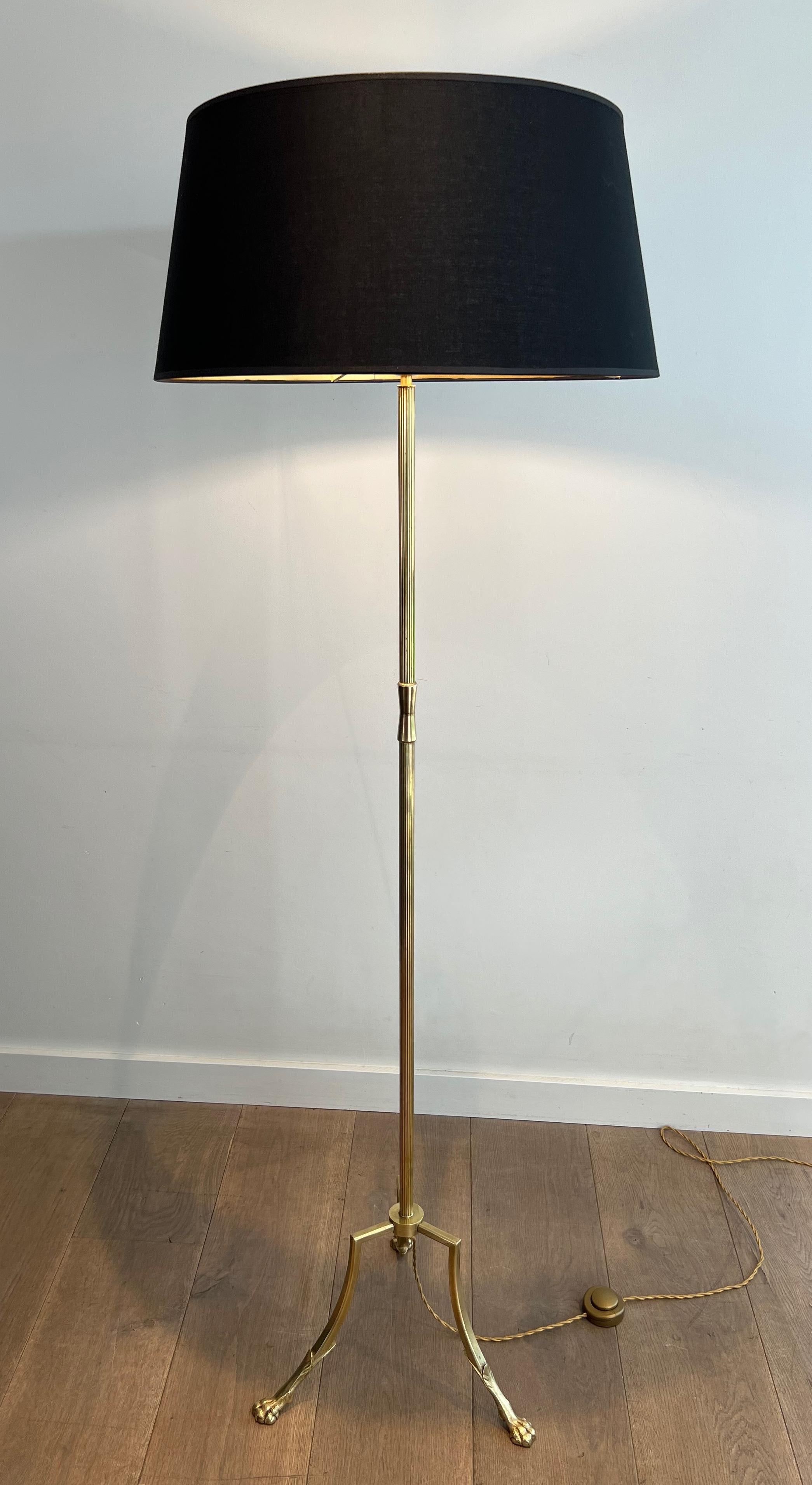 Neoclassico Lampada da terra Tripode in ottone con piedi ad artiglio di Maison Jansen in vendita