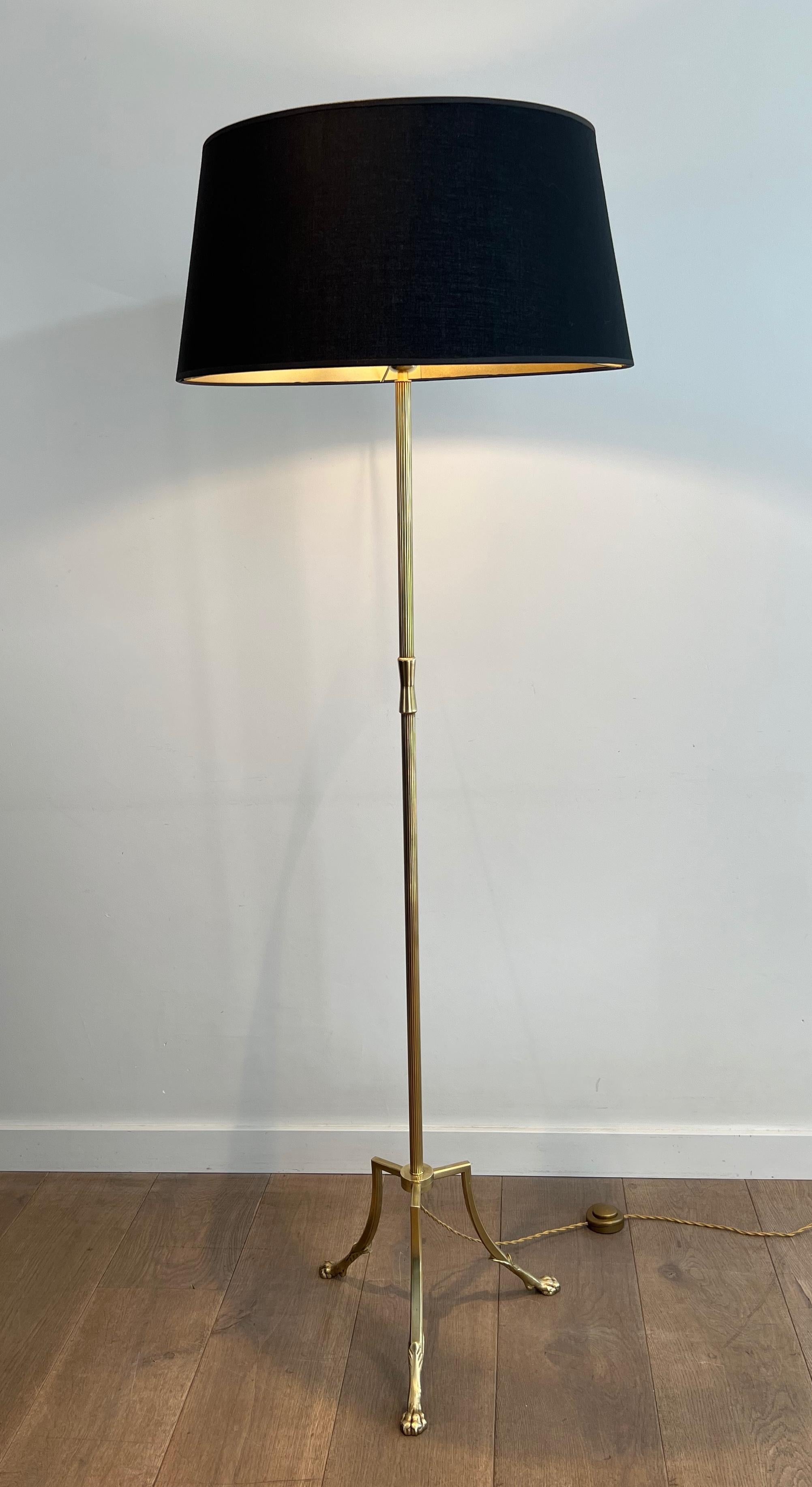 Francese Lampada da terra Tripode in ottone con piedi ad artiglio di Maison Jansen in vendita