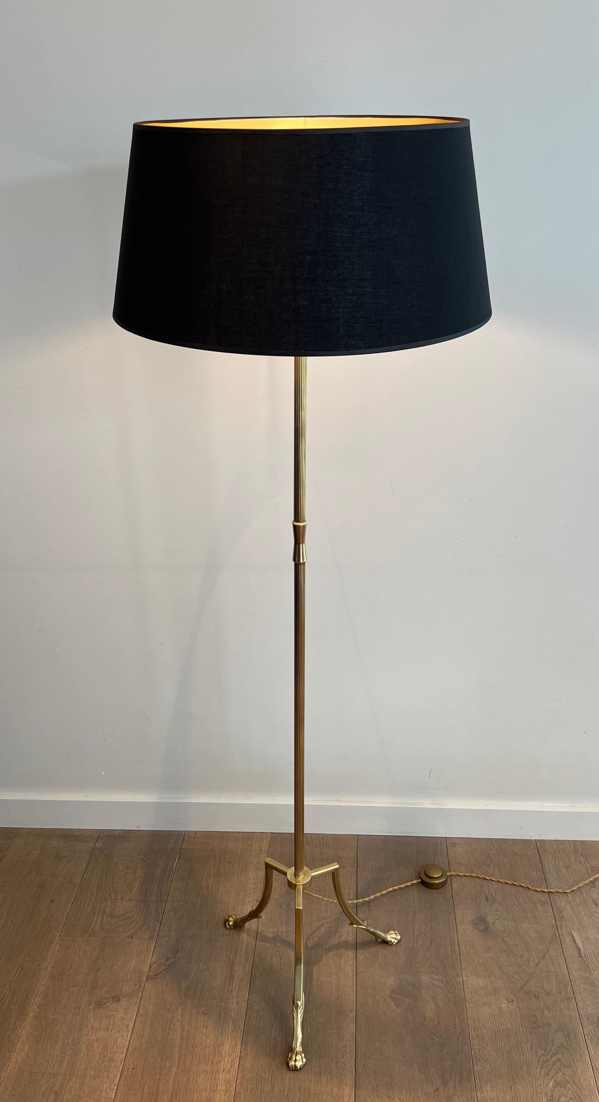 Lampada da terra Tripode in ottone con piedi ad artiglio di Maison Jansen In condizioni buone in vendita a Marcq-en-Barœul, Hauts-de-France