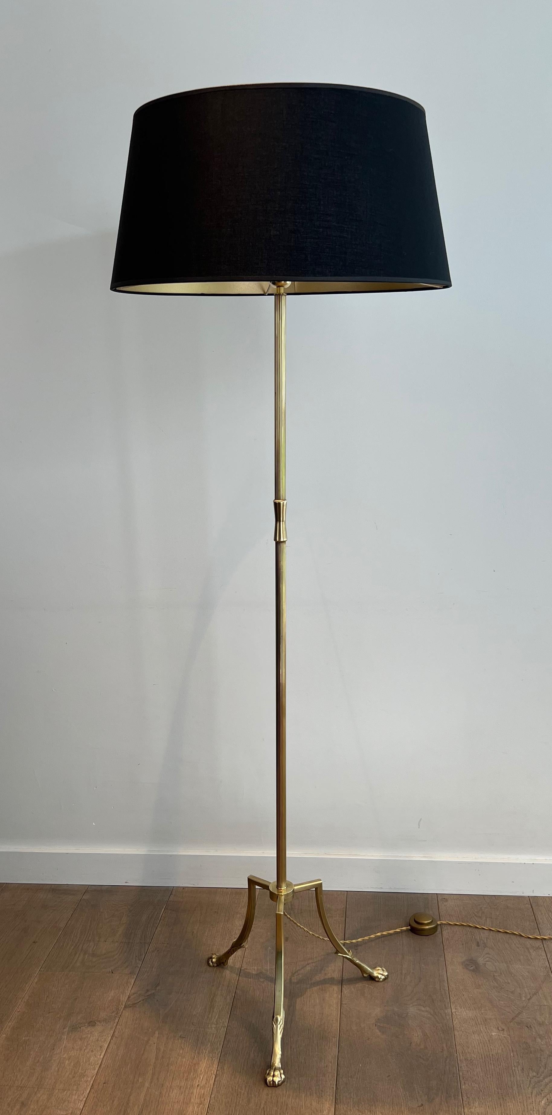 Metà XX secolo Lampada da terra Tripode in ottone con piedi ad artiglio di Maison Jansen in vendita