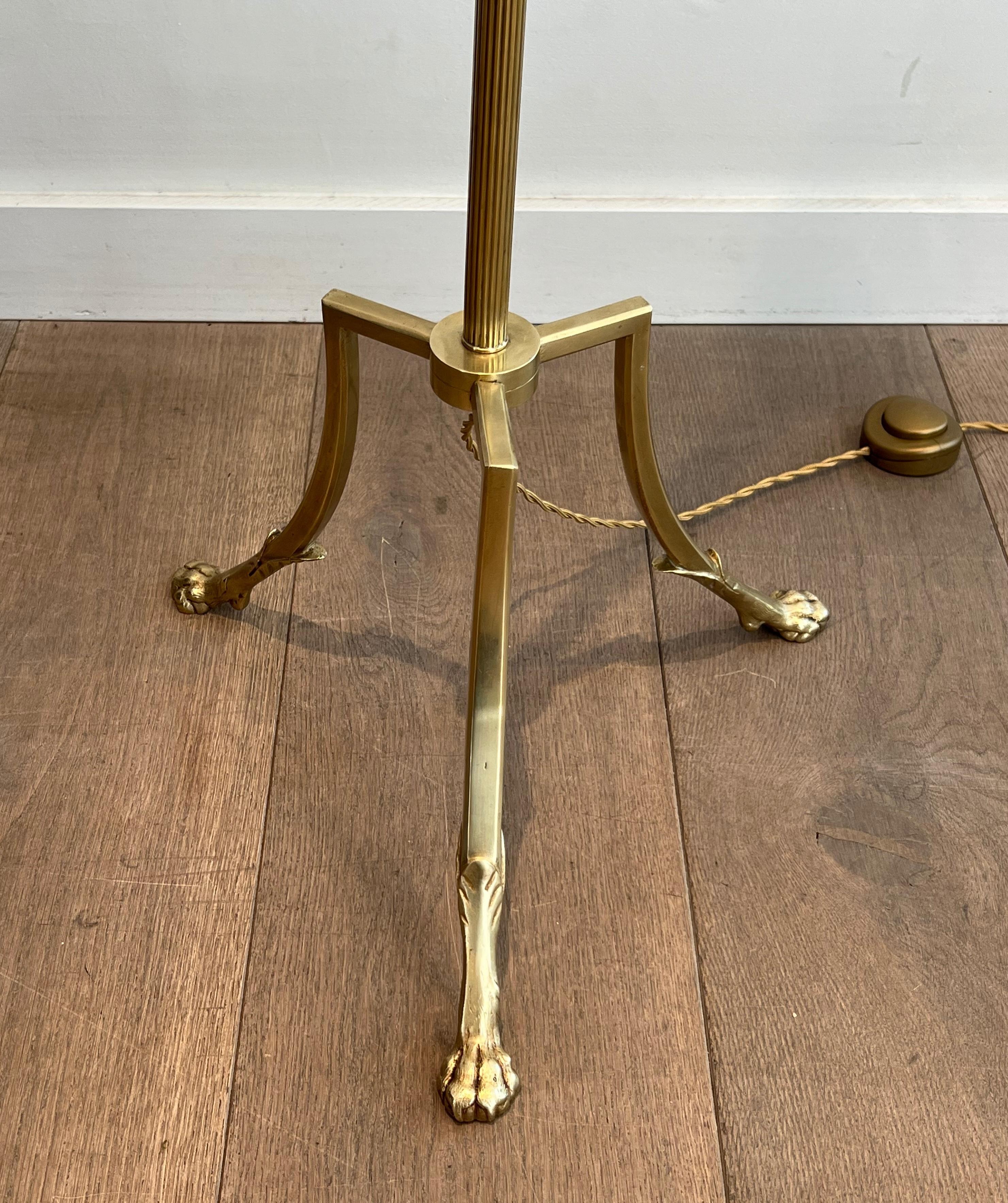 Lampada da terra Tripode in ottone con piedi ad artiglio di Maison Jansen in vendita 2
