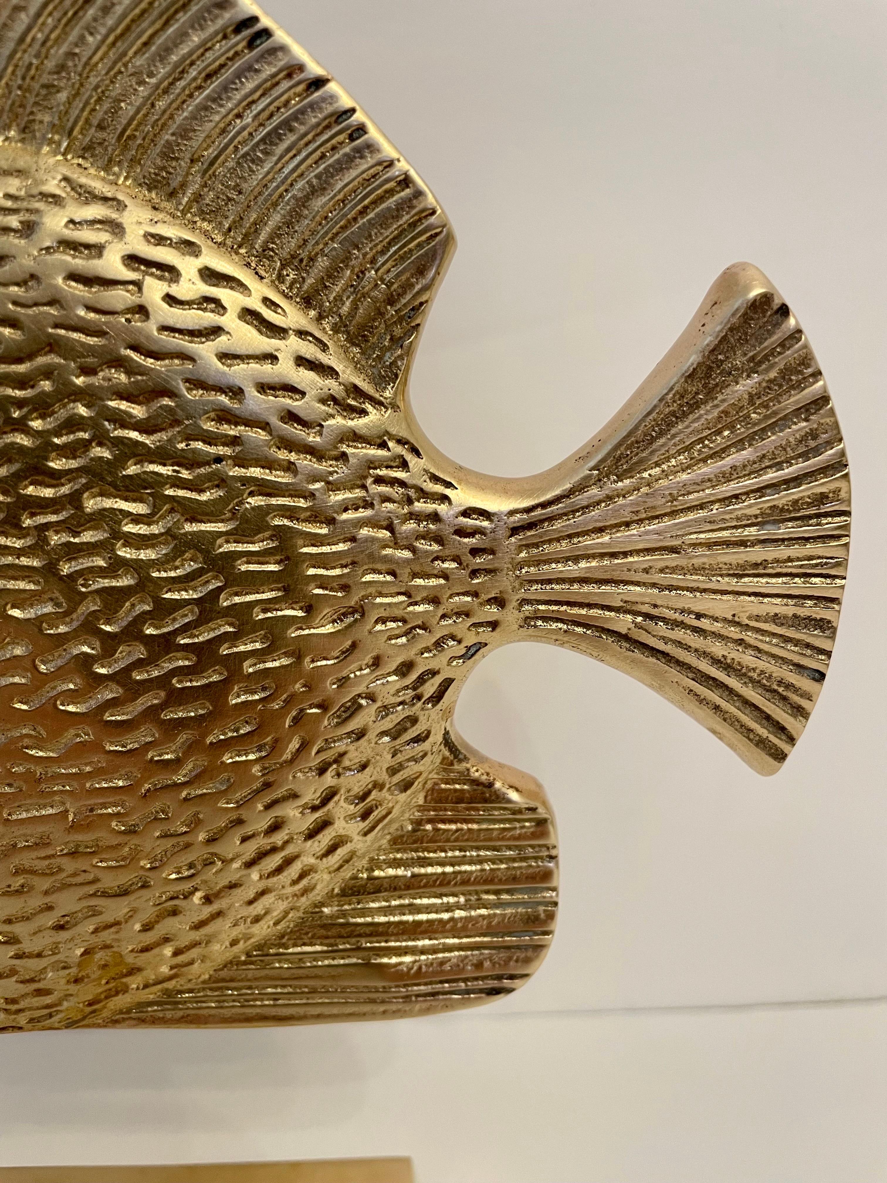 Tropische Tang-Fisch-Skulptur aus Messing auf Ständer (Koreanisch) im Angebot