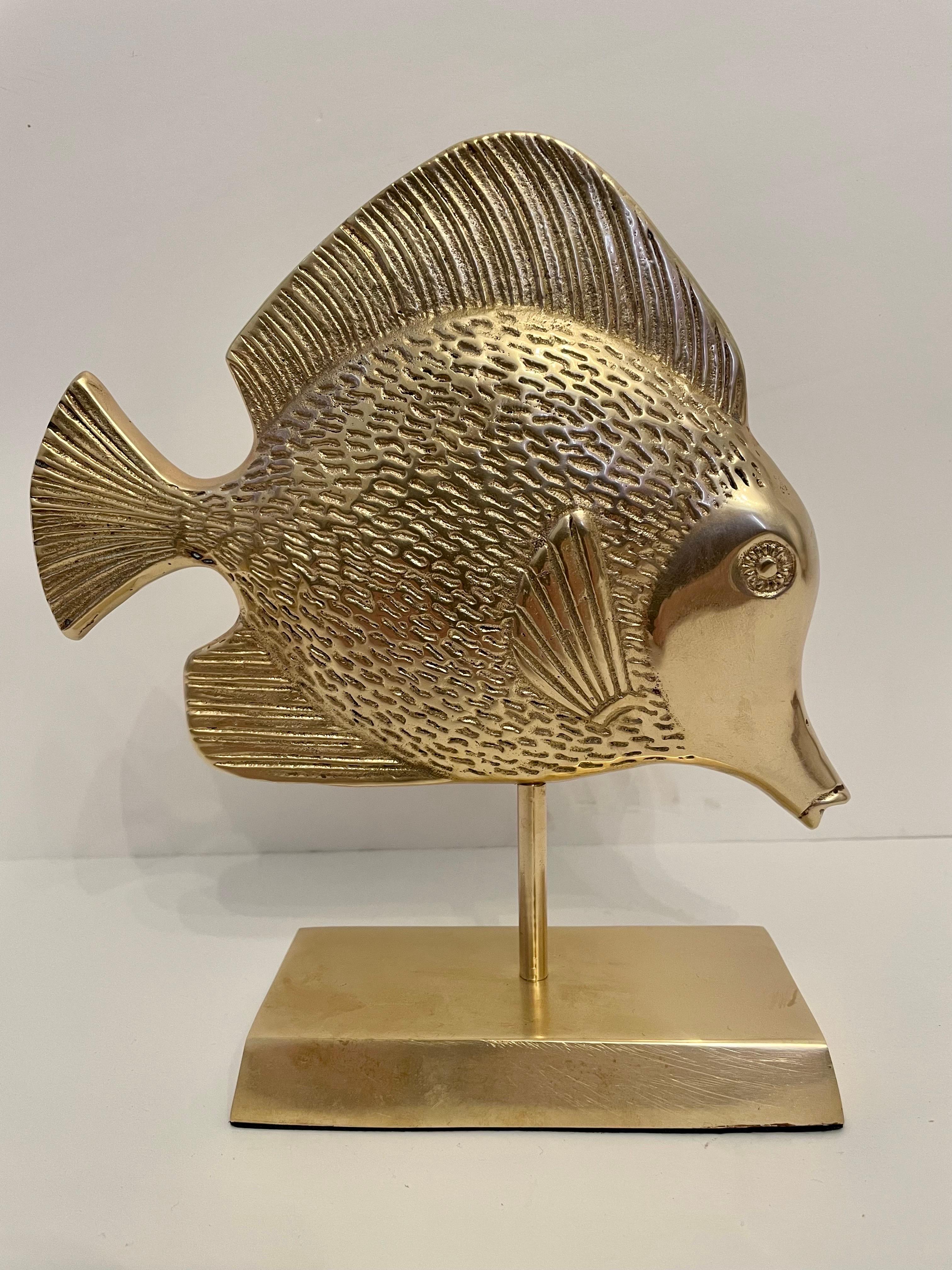 Tropische Tang-Fisch-Skulptur aus Messing auf Ständer im Zustand „Gut“ im Angebot in New York, NY