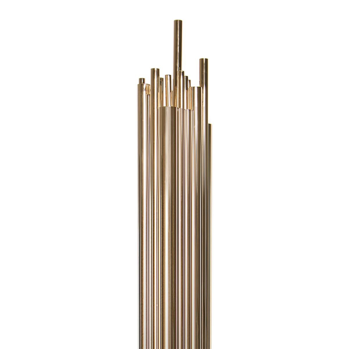 Lampadaire en tubes de laiton plaqués or
tubes en laiton massif poli. Sur le noir mat
base en acier fini. 6 ampoules, type porte-lampe
E27, max 40 watt. Ampoules non incluses.
Egalement disponible en finition noire mate ou en 
finition nickel.