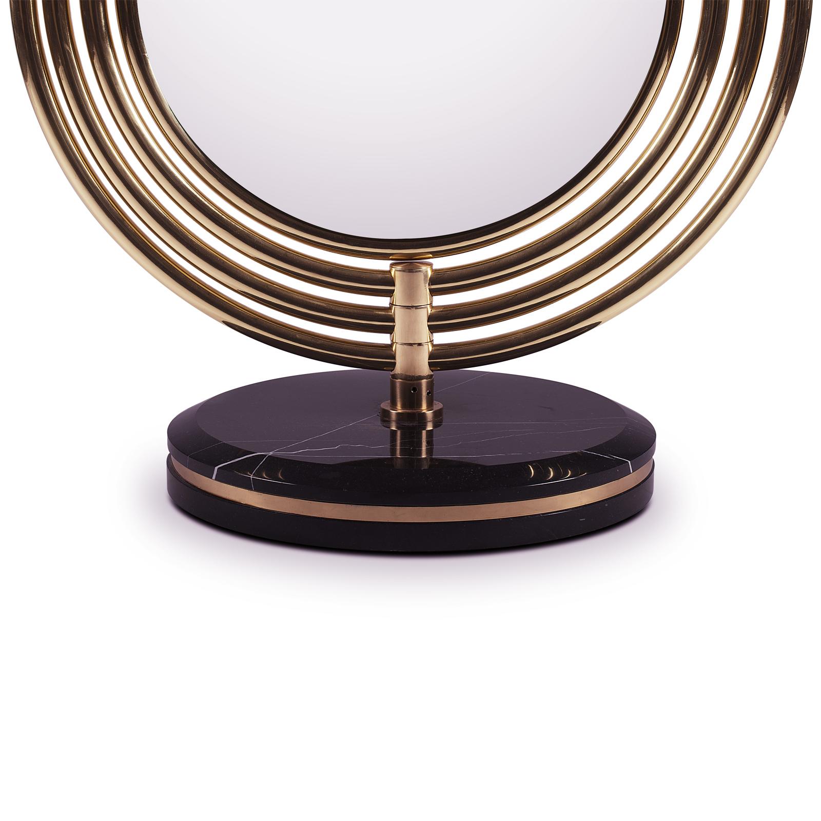 Smussato Specchio da terra tubolare in ottone con LED in vendita