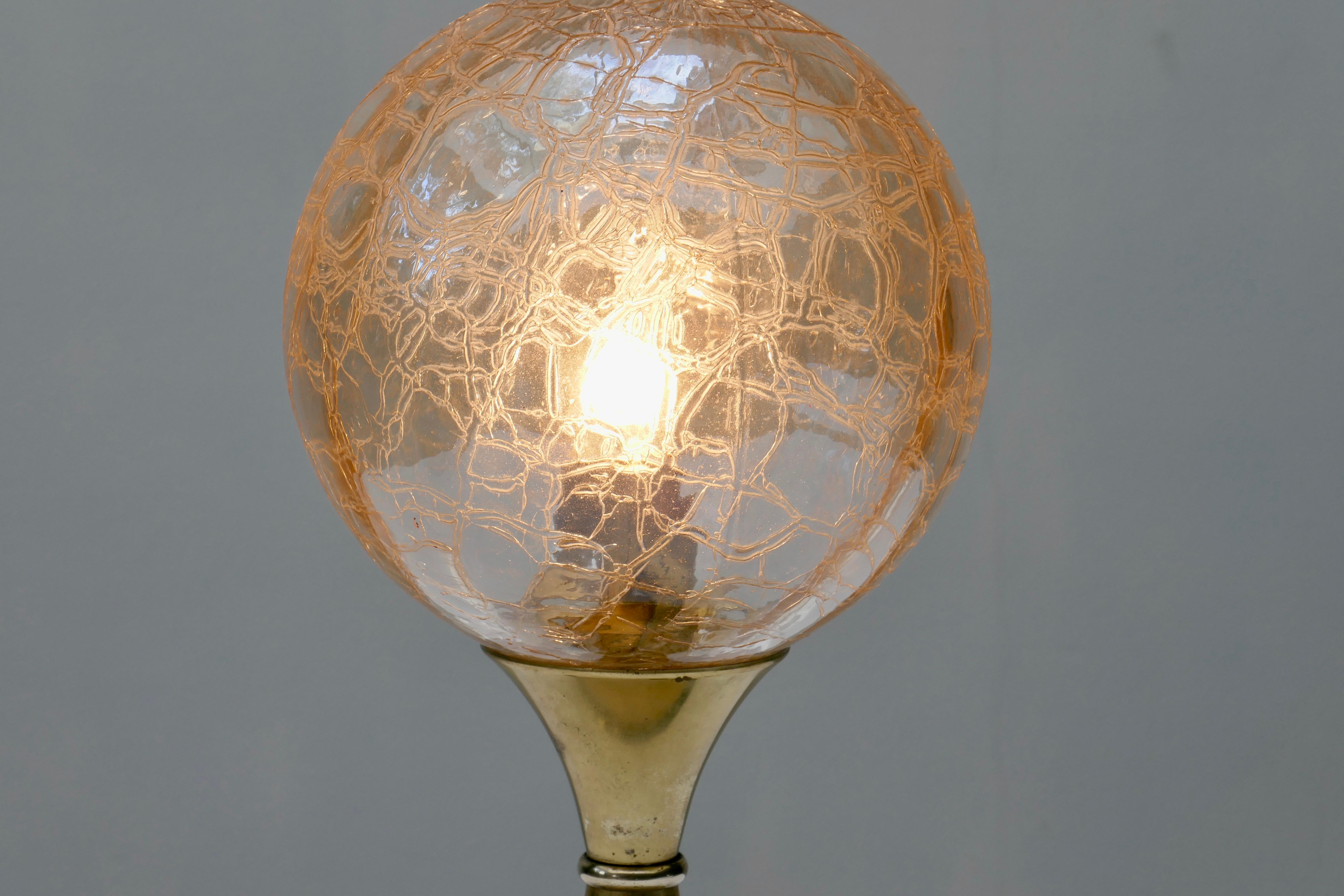Ottone Lampada da tavolo con base a tulipano in ottone e sfera in vetro craquelé, Germania, anni '70 in vendita