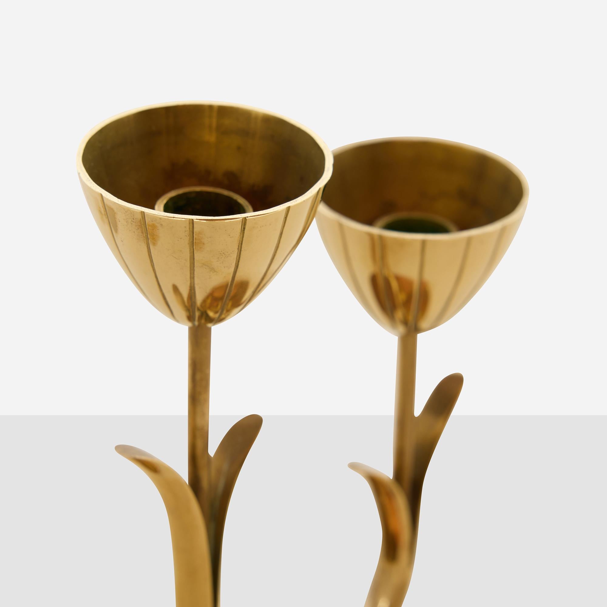 Metà XX secolo Portacandele Tulipano in ottone di Gunnar Ander in vendita