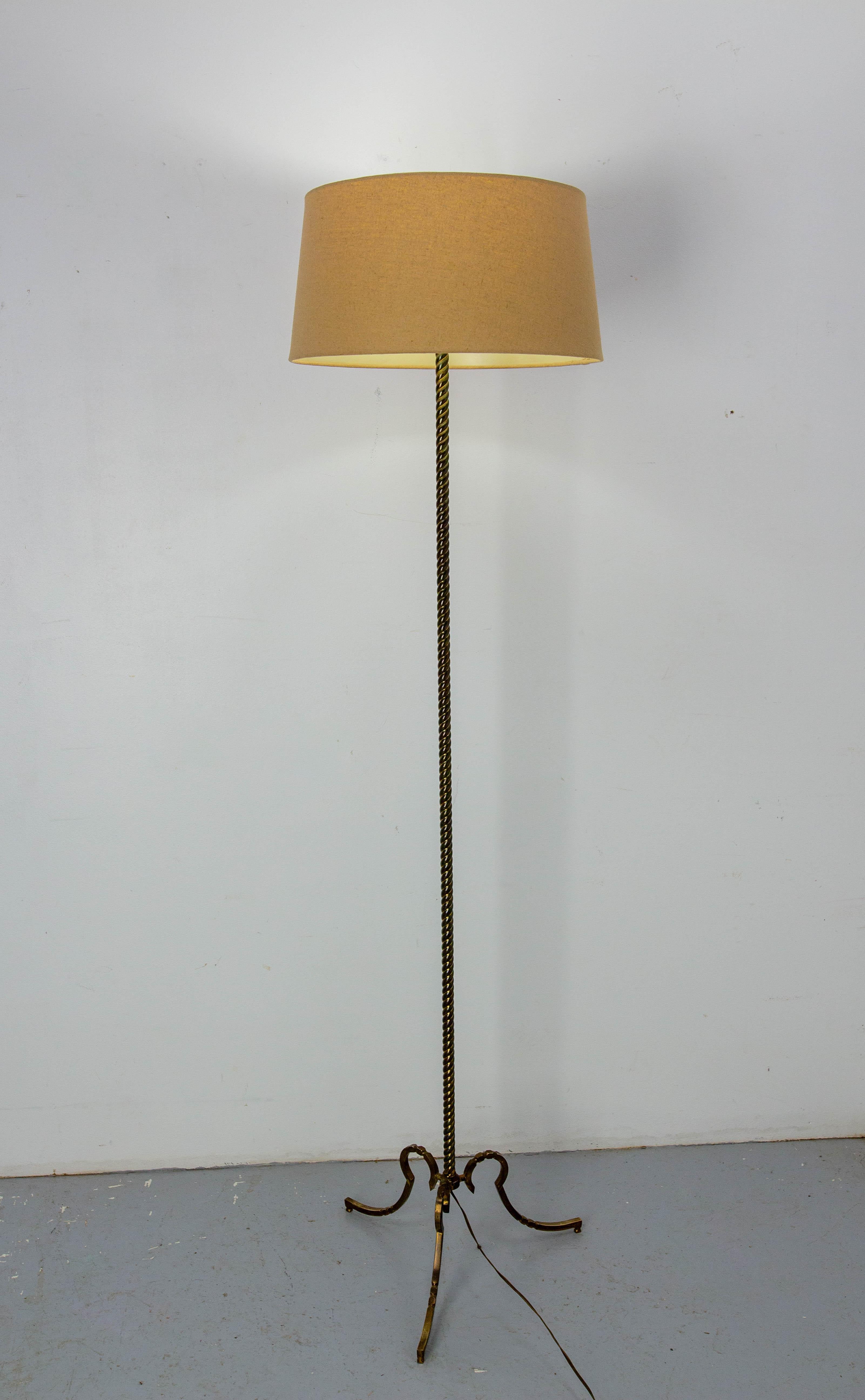 Lampada da terra francese in ottone del 1960 circa.
Design semplice ed elegante.
Altezza indicata senza lampadina e paralume
È adatto agli standard USA o europei e britannici.

Venduto senza paralume.


Spedizione:
35 / 39 / 139 cm 1.9 kg. 
