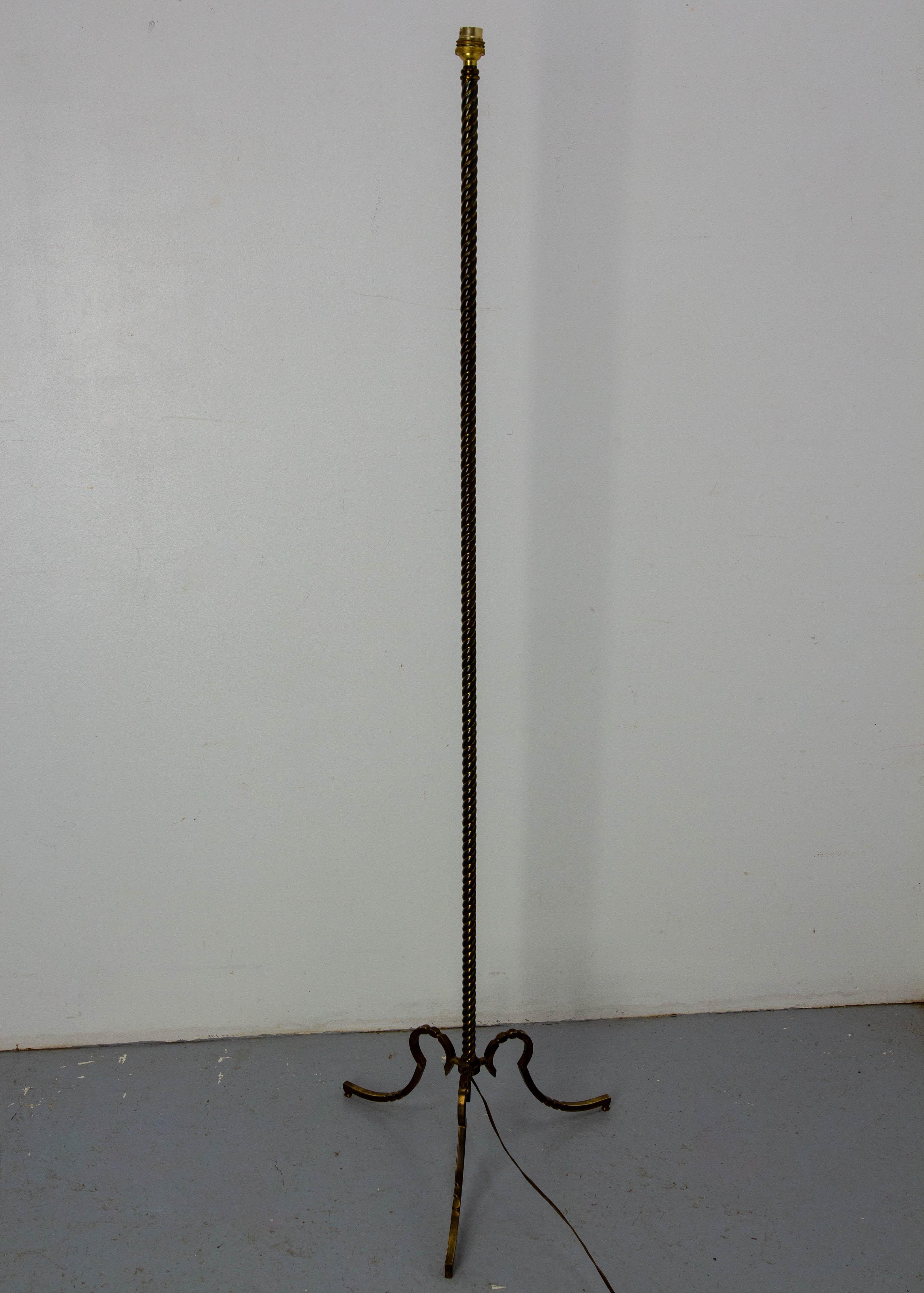 Francese Lampada da terra d'epoca in ottone tornito Stile classico, francese, circa 1960 in vendita
