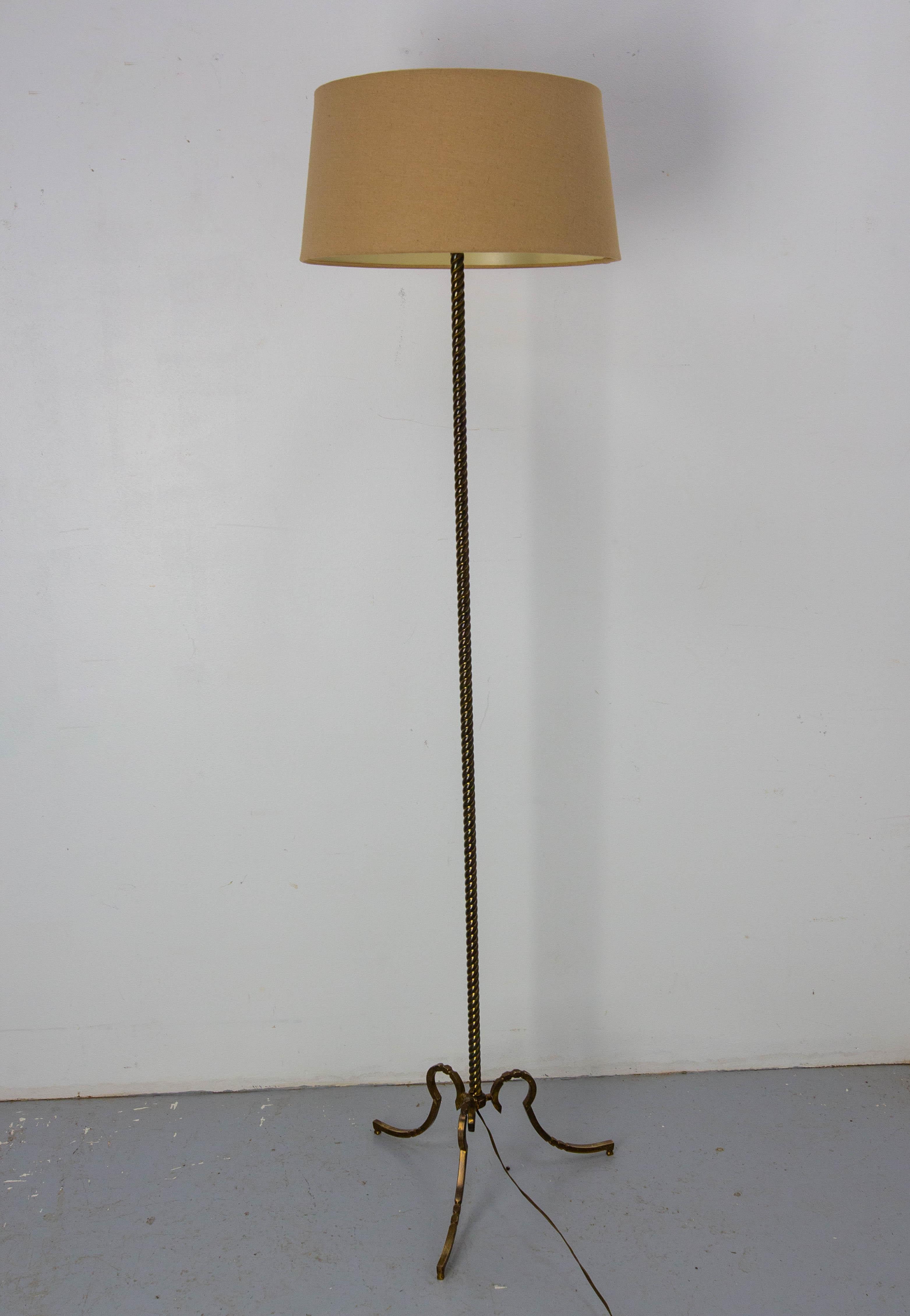Lampada da terra d'epoca in ottone tornito Stile classico, francese, circa 1960 In condizioni buone in vendita a Labrit, Landes