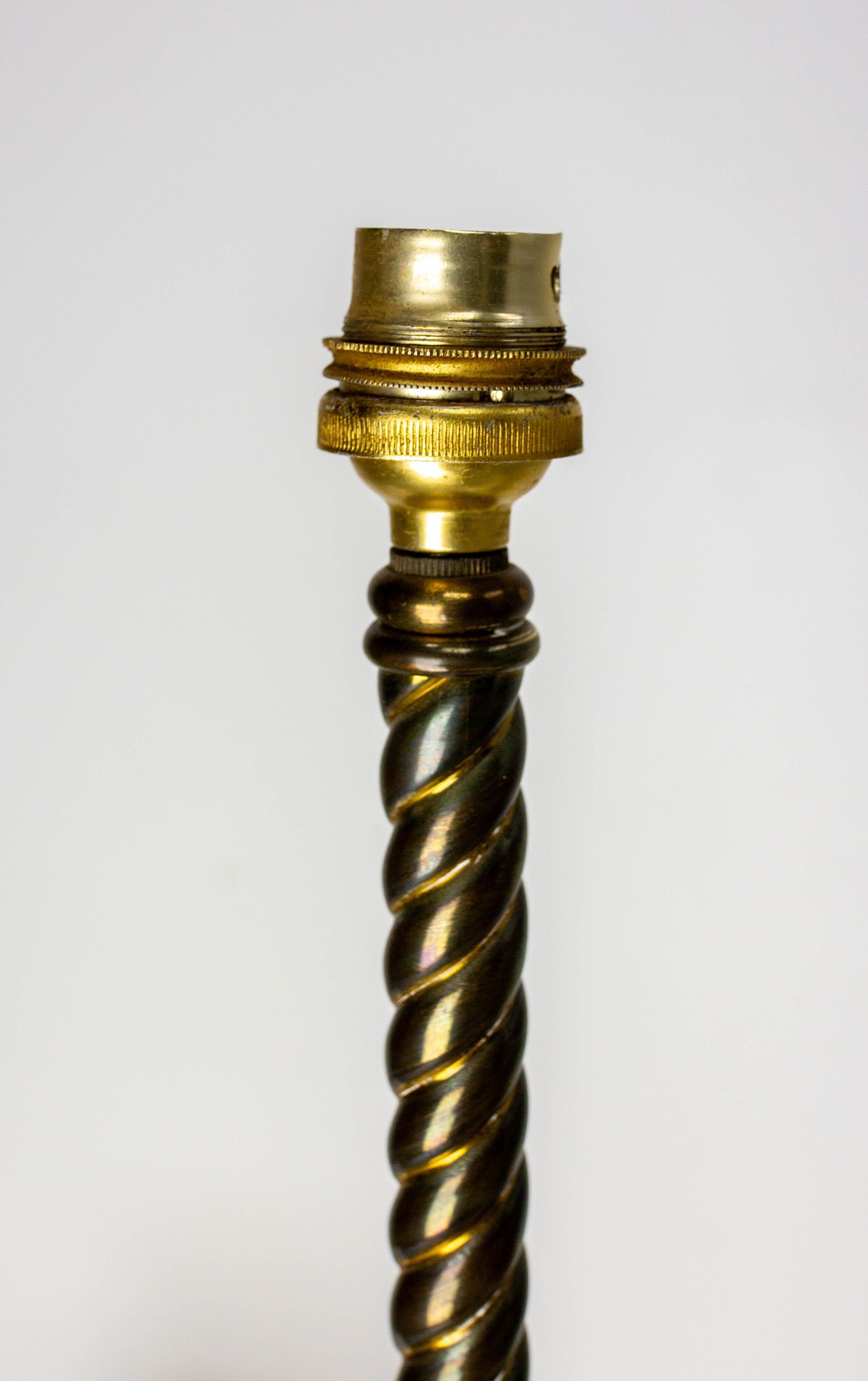 Metà XX secolo Lampada da terra d'epoca in ottone tornito Stile classico, francese, circa 1960 in vendita