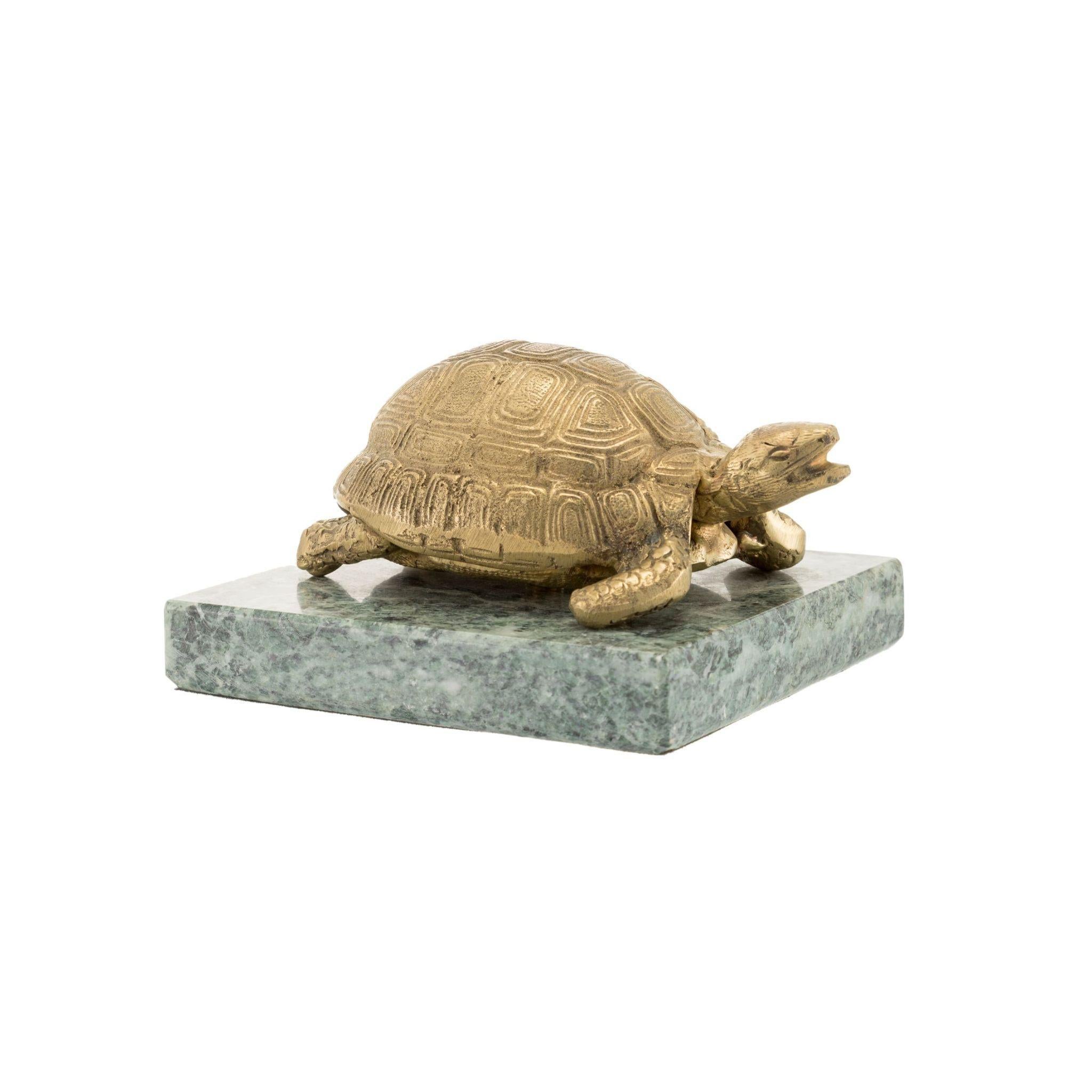 Verleihen Sie Ihrer Einrichtung einen Hauch von Eleganz mit unserer Schildkrötenfigur aus Messing mit grünem Marmorsockel. Die aus hochwertigem Messing gefertigte Figur mit dem schönen grünen Marmorsockel ist der perfekte Dekorationsgegenstand für